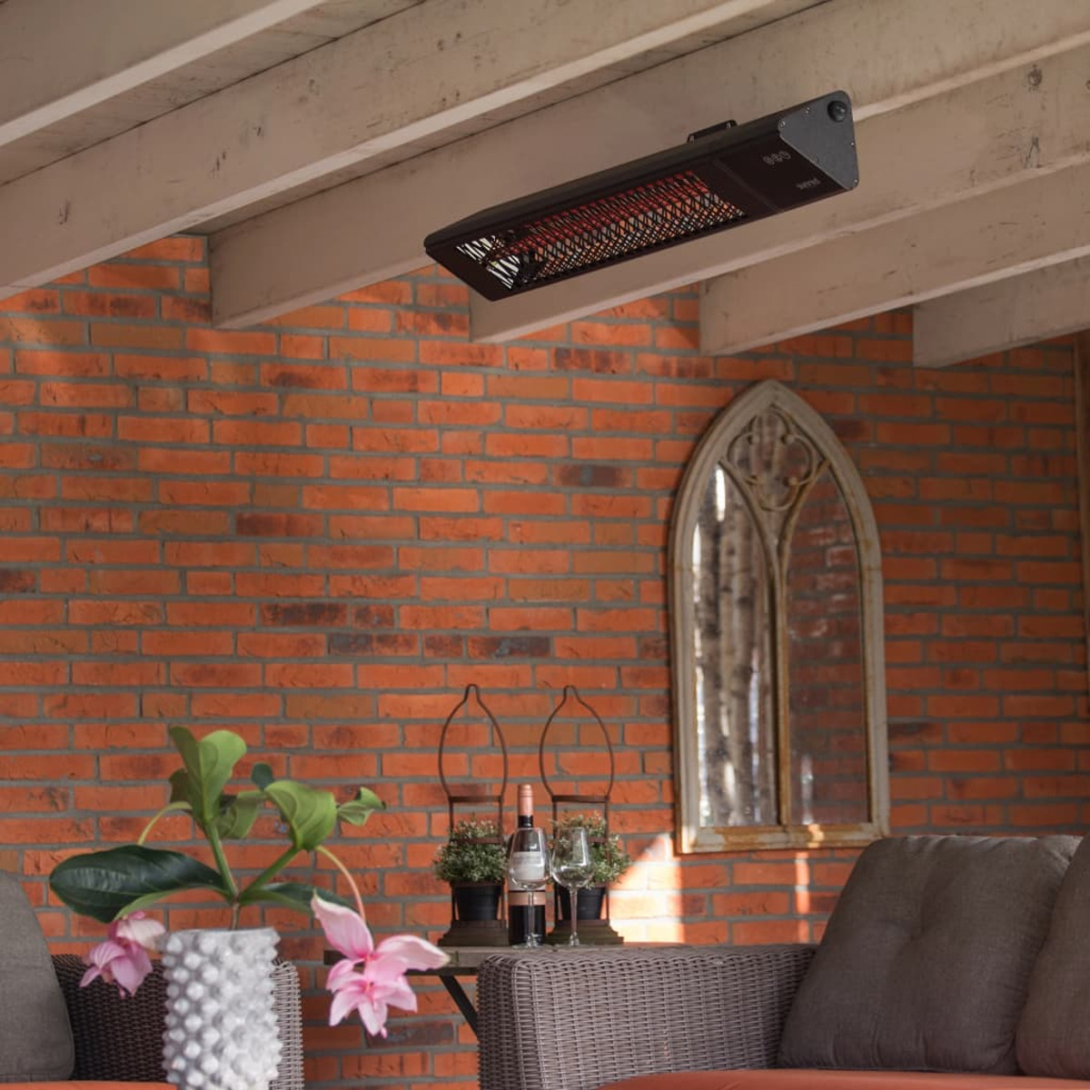 Scène extérieure : un radiateur noir suspendu à un plafond blanc, mur de briques rouges.