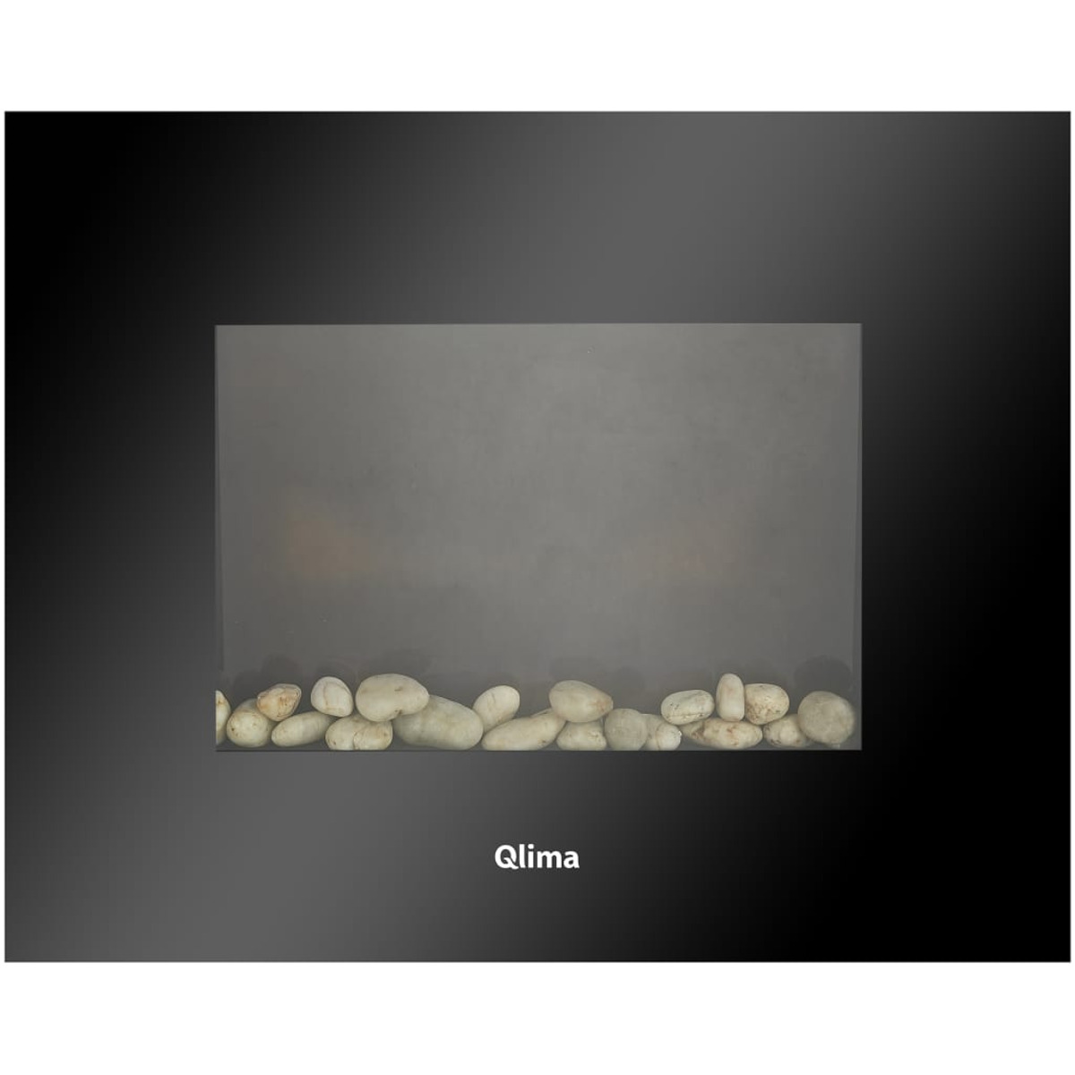 Czarny kominek elektryczny Qlima z kamieniami i szkłem. Czarna rama na czarnym tle.