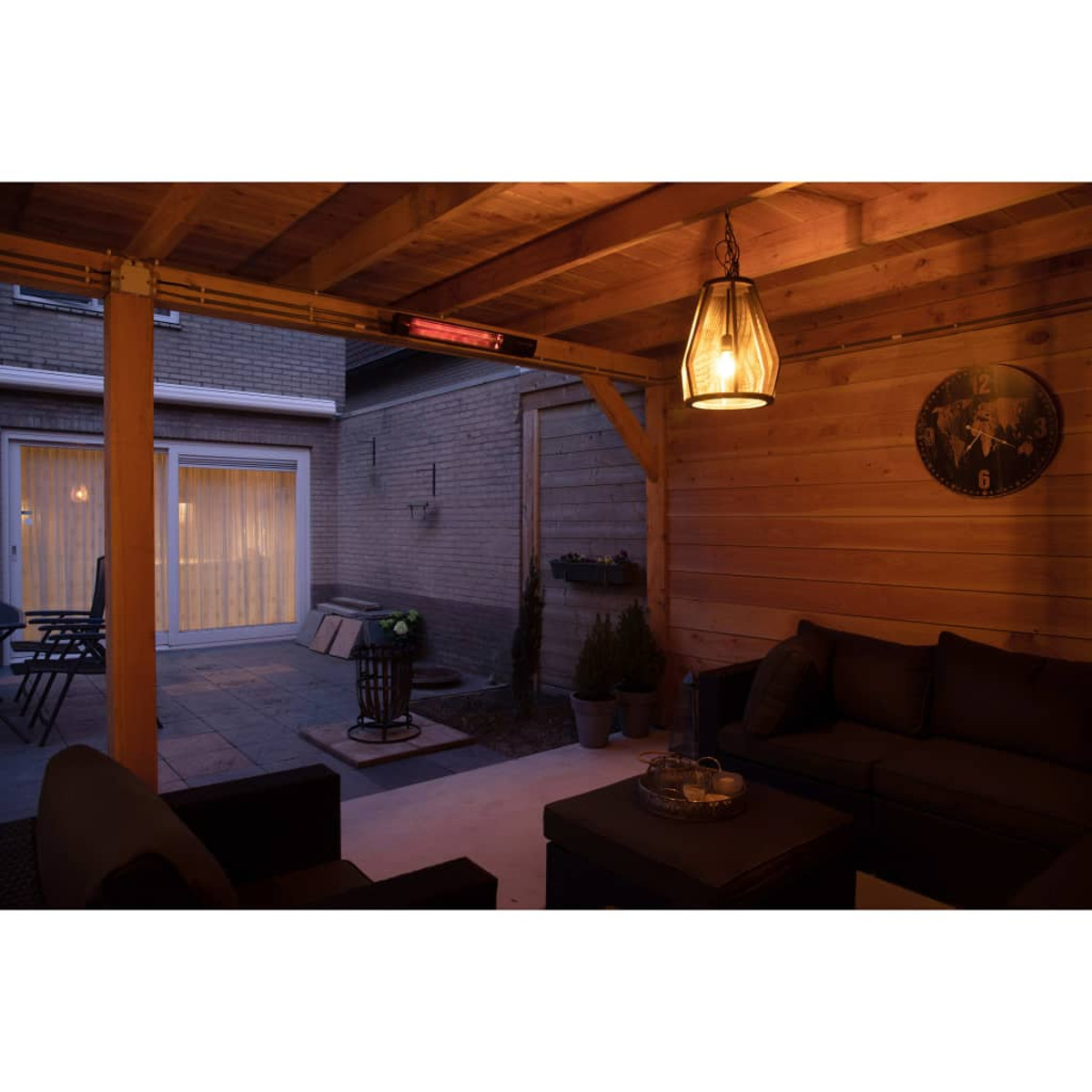 Buitenterras met een hangende heater, houten constructie en een brandende lamp.