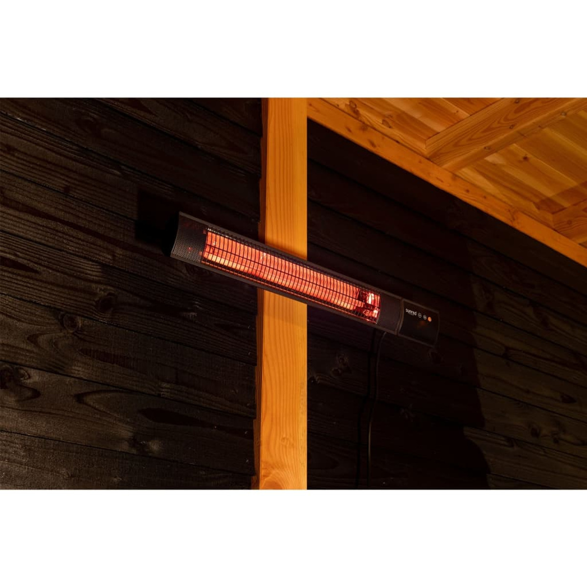 Een zwarte buitenverwarmer met een rode gloed, gemonteerd op een houten balk.