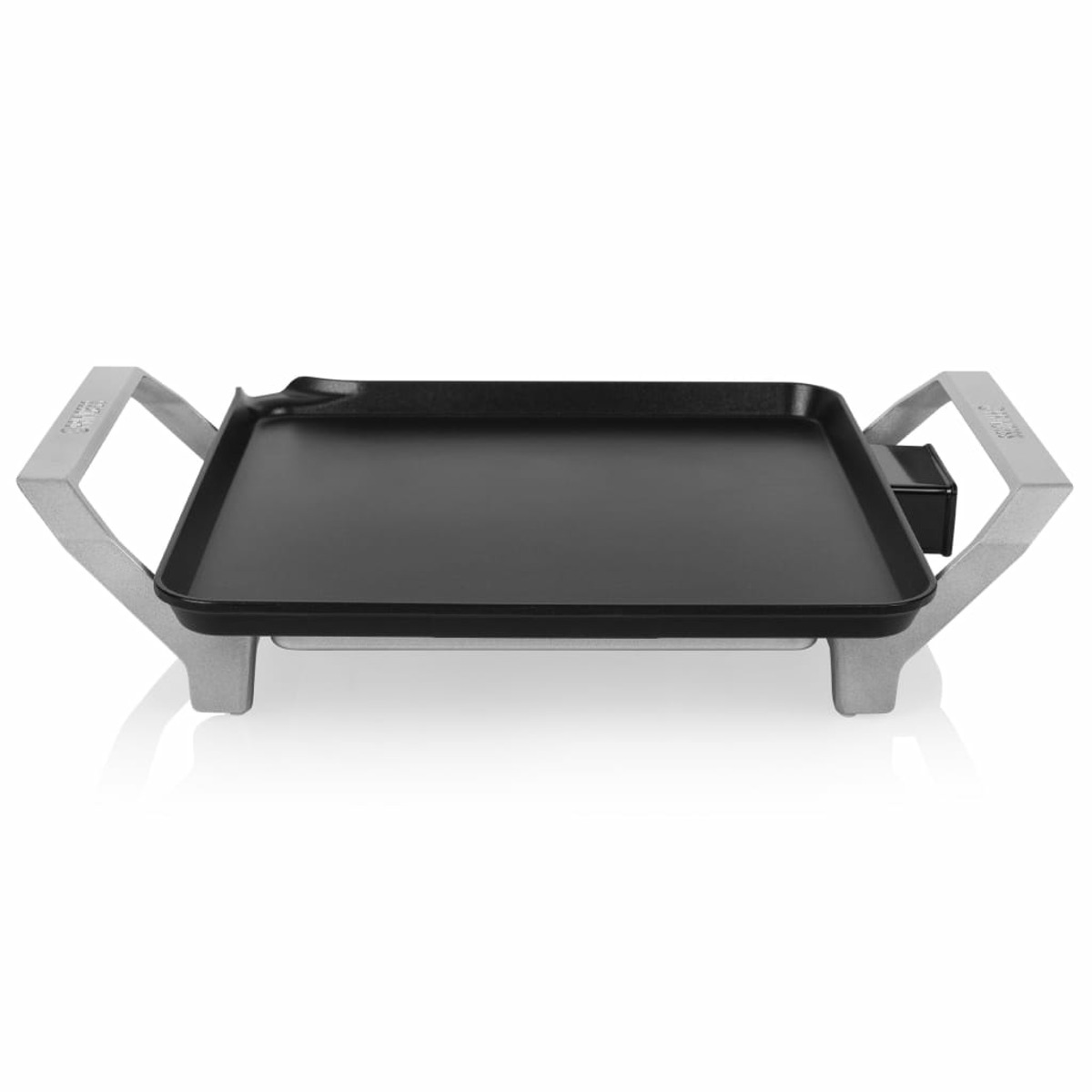 Plancha eléctrica negra con asas y patas plateadas, sobre un fondo blanco.