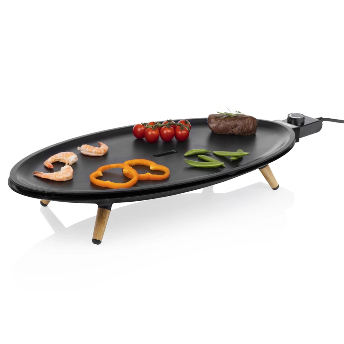 Parrilla eléctrica negra con comida: camarones, pimientos, tomates, bistec y frijoles sobre fondo blanco.