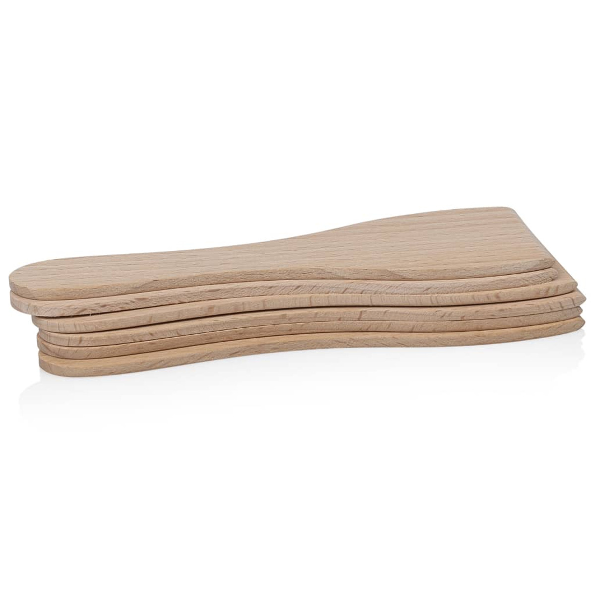 Una pila di taglieri in legno, di colore legno chiaro, su una superficie bianca.