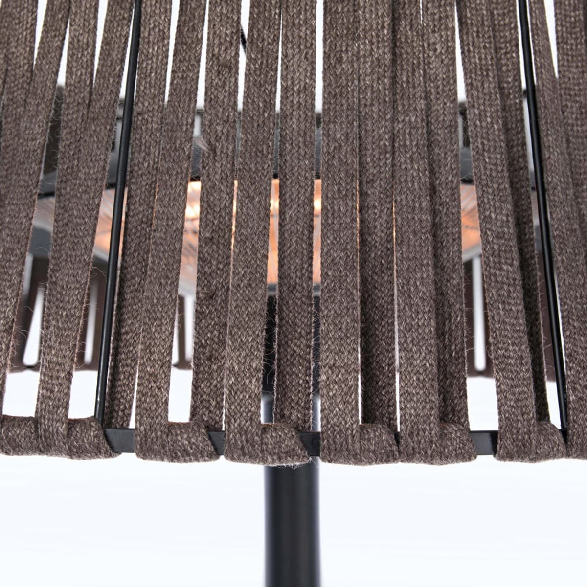 Close-up van een lampenkap van bruin geweven materiaal, met zwart frame en gloeilamp.