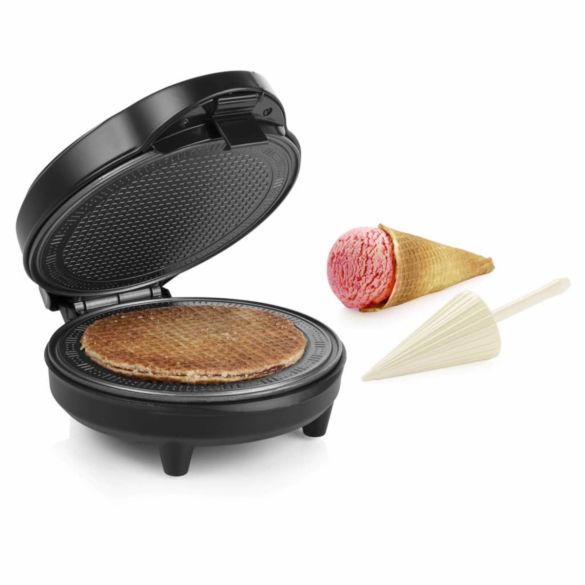 Gofr w gofrownicy z gofrem i rożkiem lodowym. Białe tło.