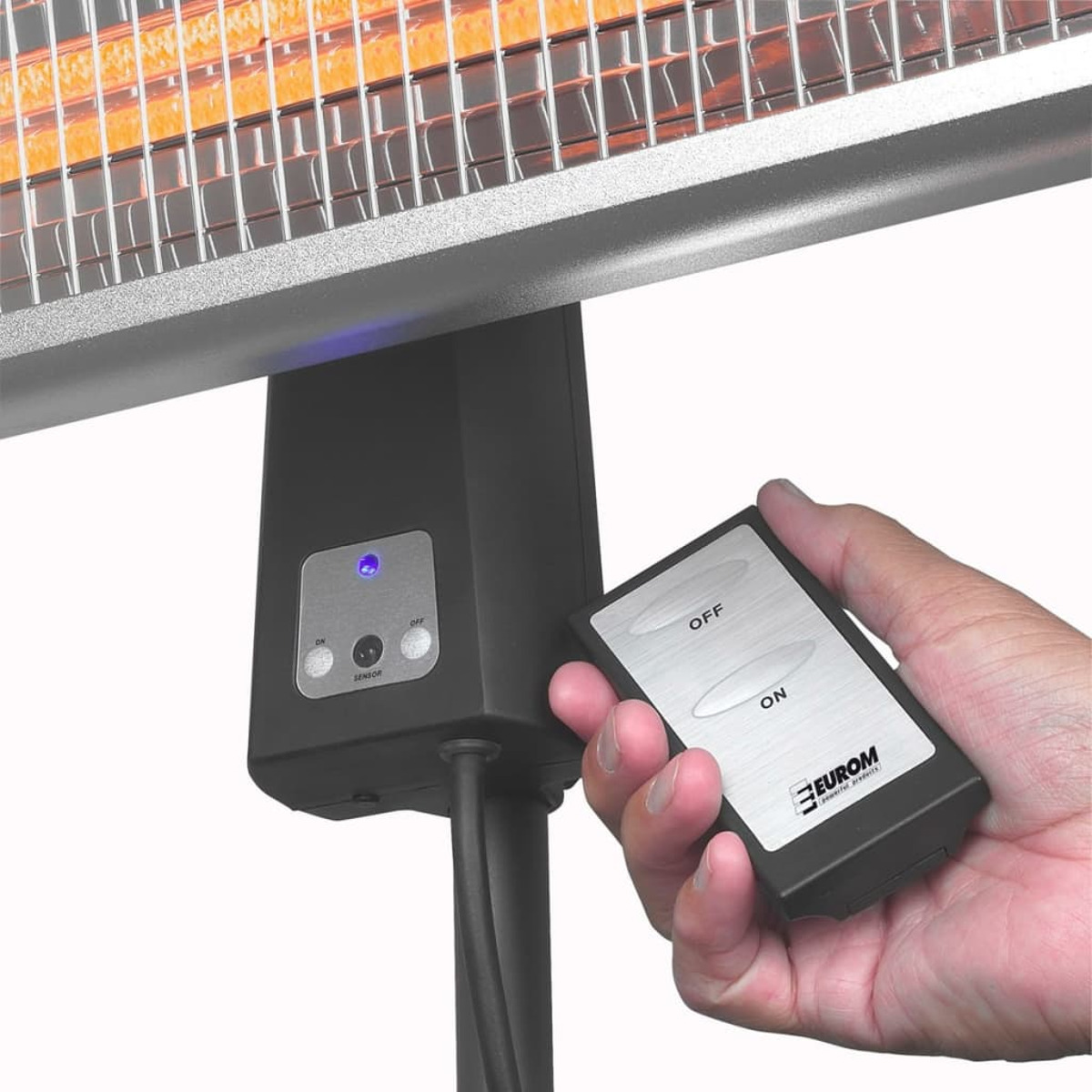 Un riscaldatore per esterni con telecomando. Il riscaldatore è acceso, con l'elemento riscaldante rosso che si illumina.