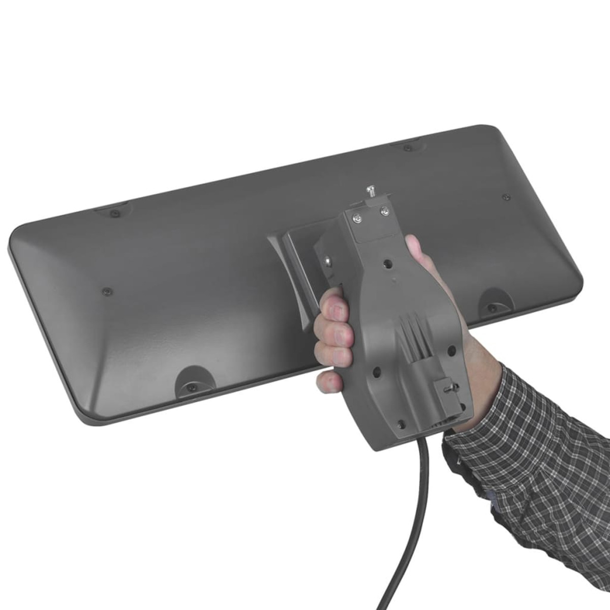 Eine Hand, die die Rückseite einer grauen Sonnenliege mit einem schwarzen Kabel hält.