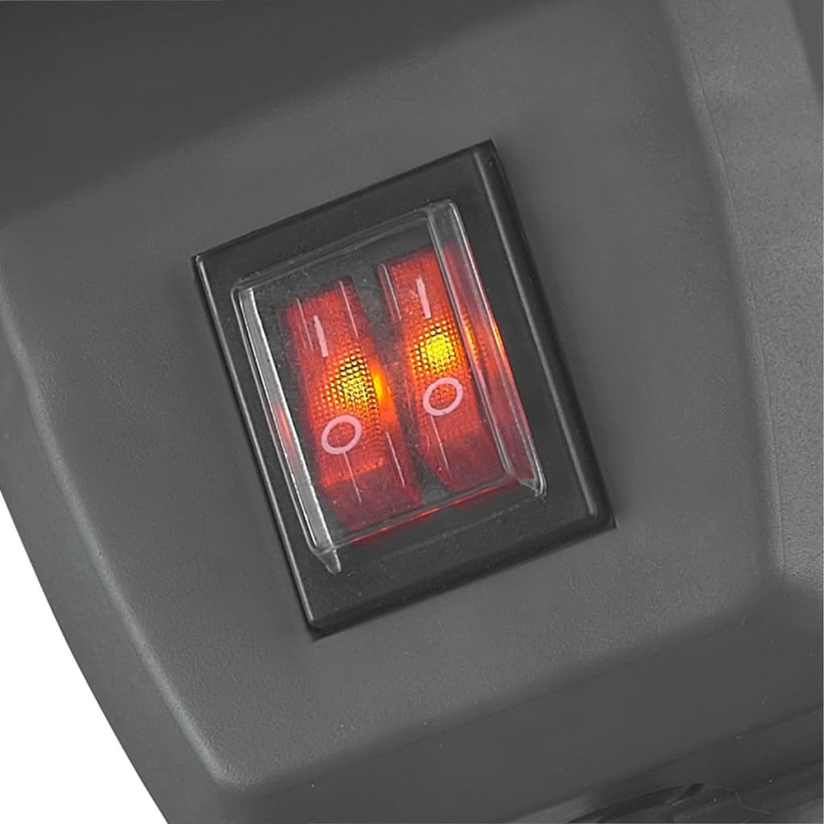 Nahaufnahme eines schwarzen Netzschalters mit zwei leuchtenden roten Lichtern.