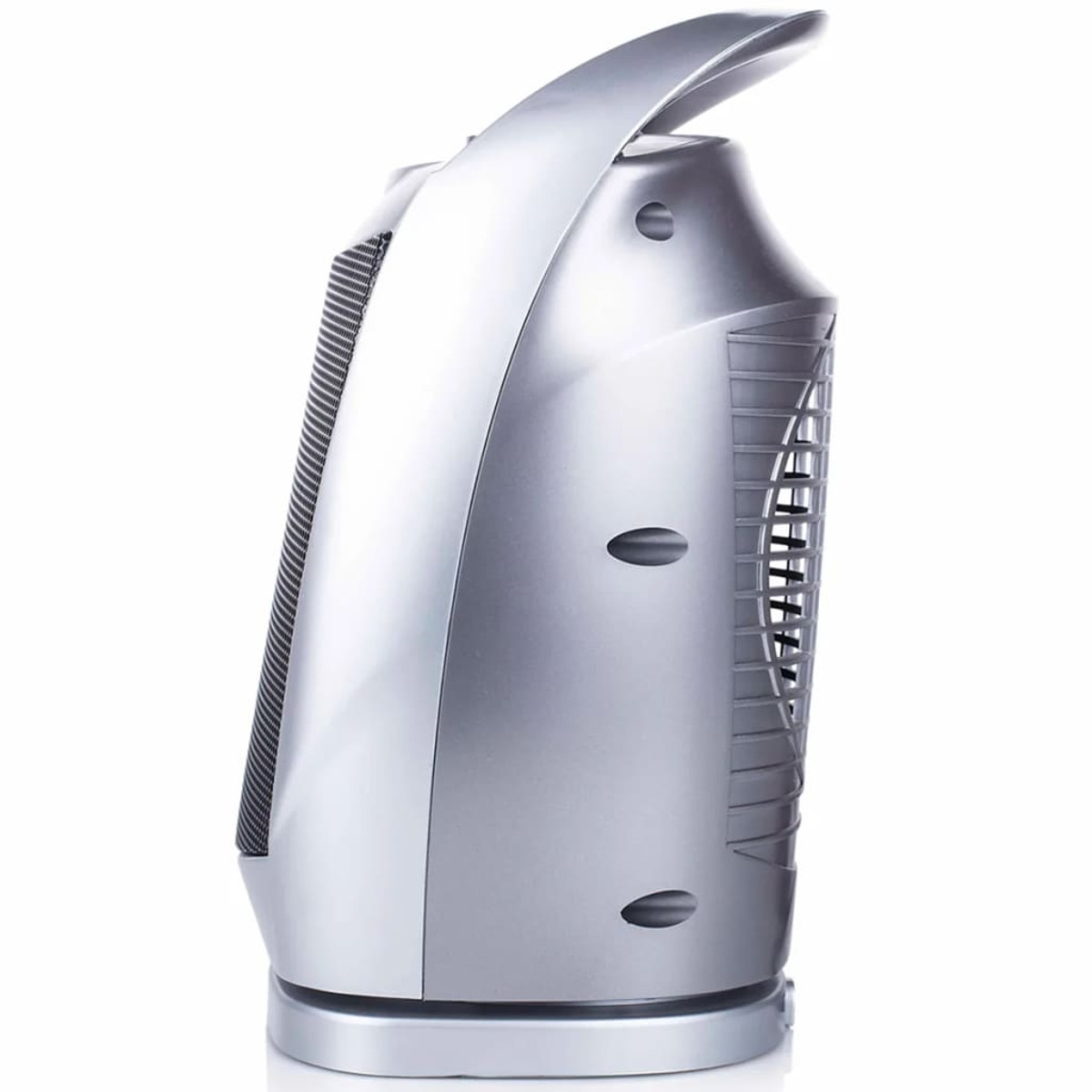 Un ventilateur électrique de couleur argentée avec une grille noire, sur fond blanc.