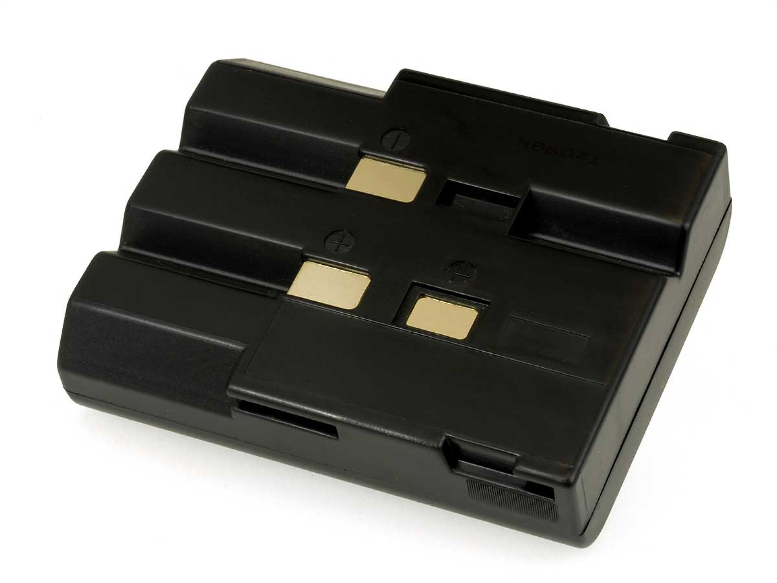 Una batería negra con múltiples terminales positivos y negativos. Tiene forma rectangular.