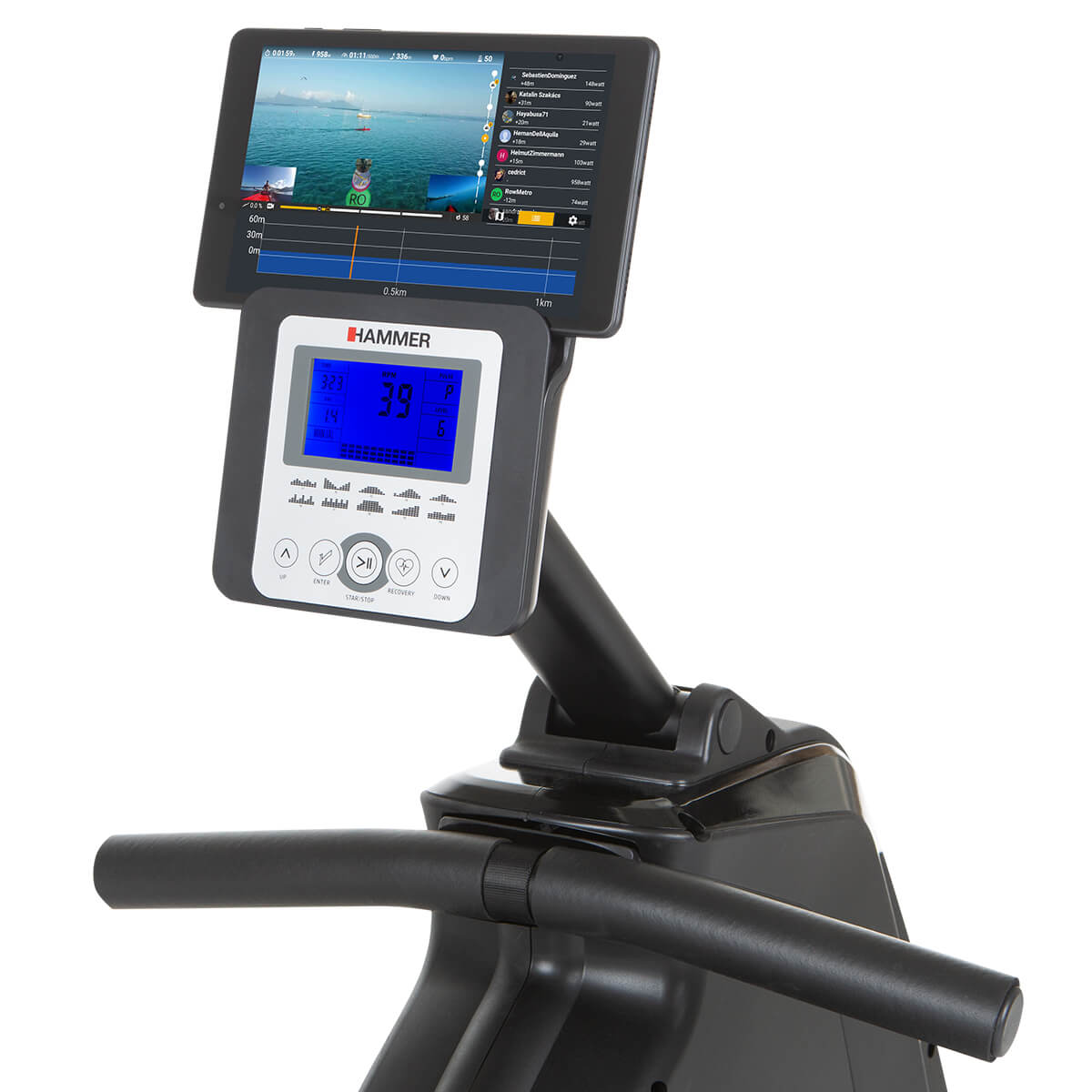 Rudergerät mit Tablet, das eine Wasserszene und Trainingsdaten anzeigt.
