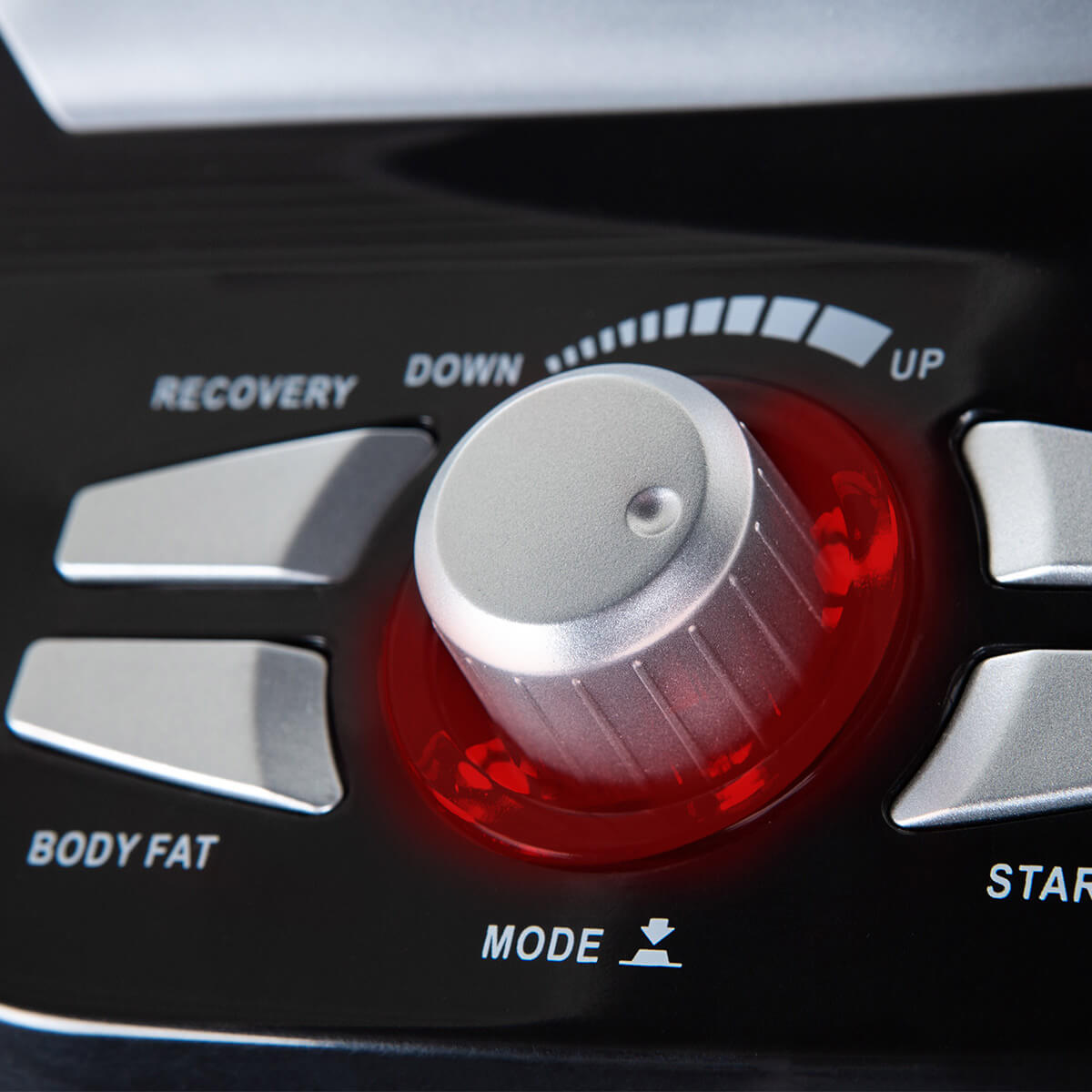 Zbliżenie panelu sterowania z pokrętłem i przyciskami oznaczonymi 'tryb'.