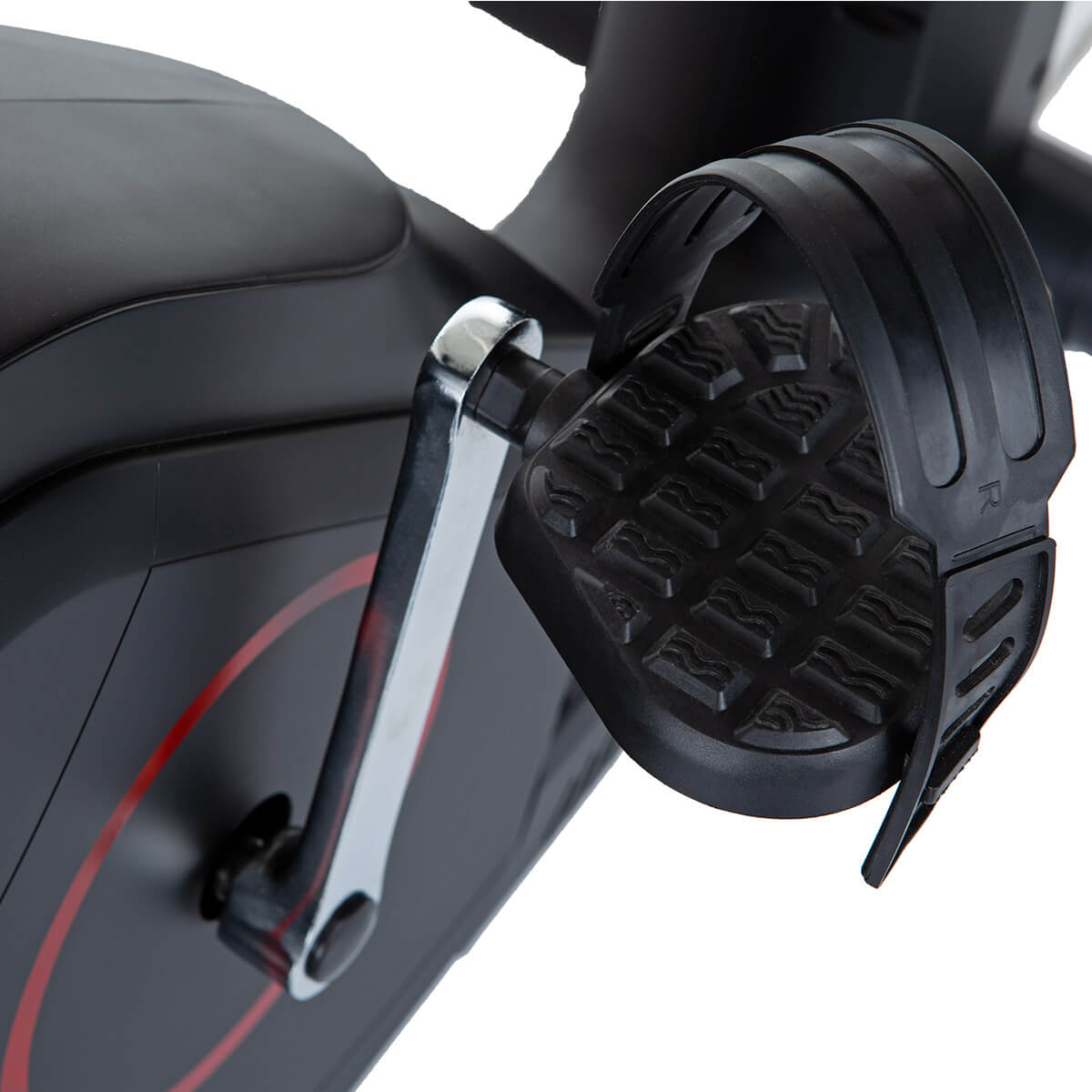 Pedał roweru stacjonarnego. Czarny z teksturowaną powierzchnią i metalową częścią.