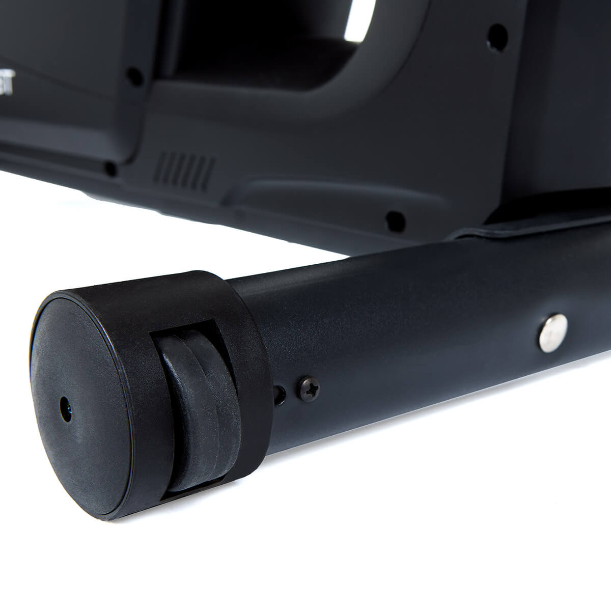 Zbliżenie czarnego koła z mniejszym kołem na czarnej maszynie do ćwiczeń.