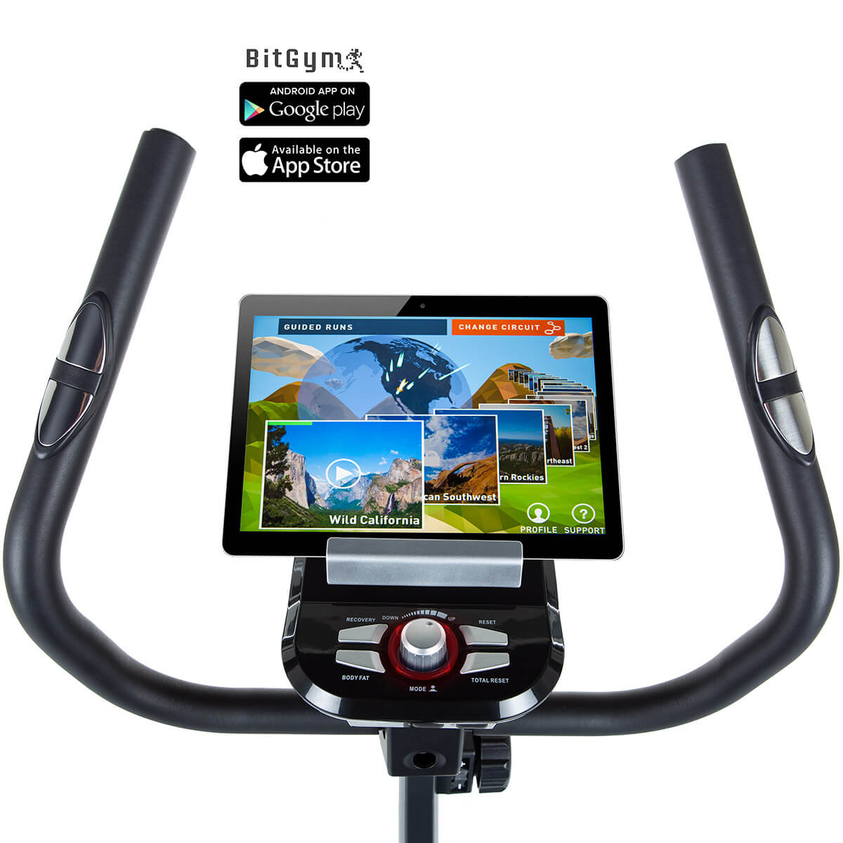 Rower stacjonarny z tabletem pokazującym mapę. Czarne uchwyty, białe tło.