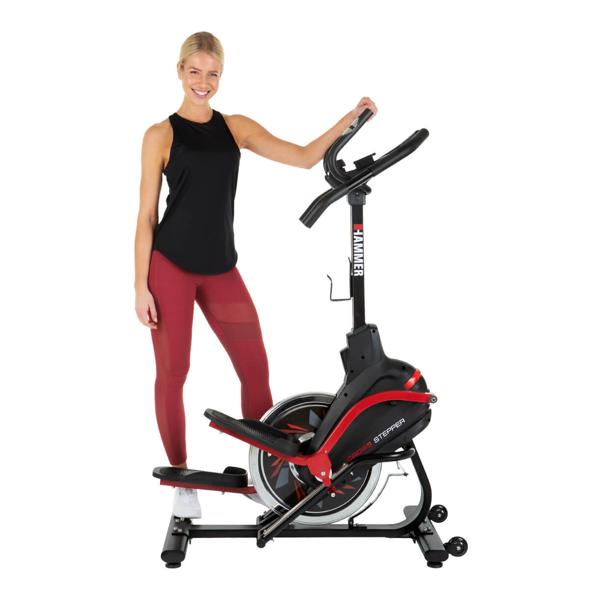 Frau mit roter Leggings steht an einer Hammer Cross Stepper Maschine.