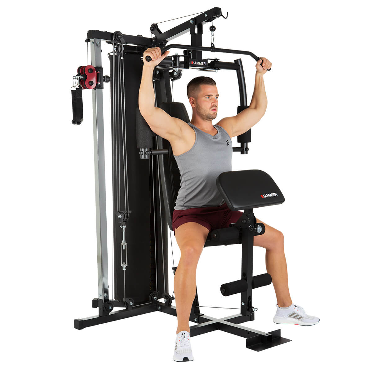 Ein Mann trainiert an einer Fitnessmaschine.