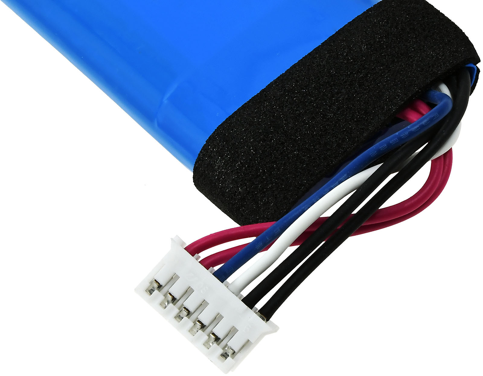 Nahaufnahme einer blauen Batterie mit mehreren farbigen Drähten und einem weißen Stecker.