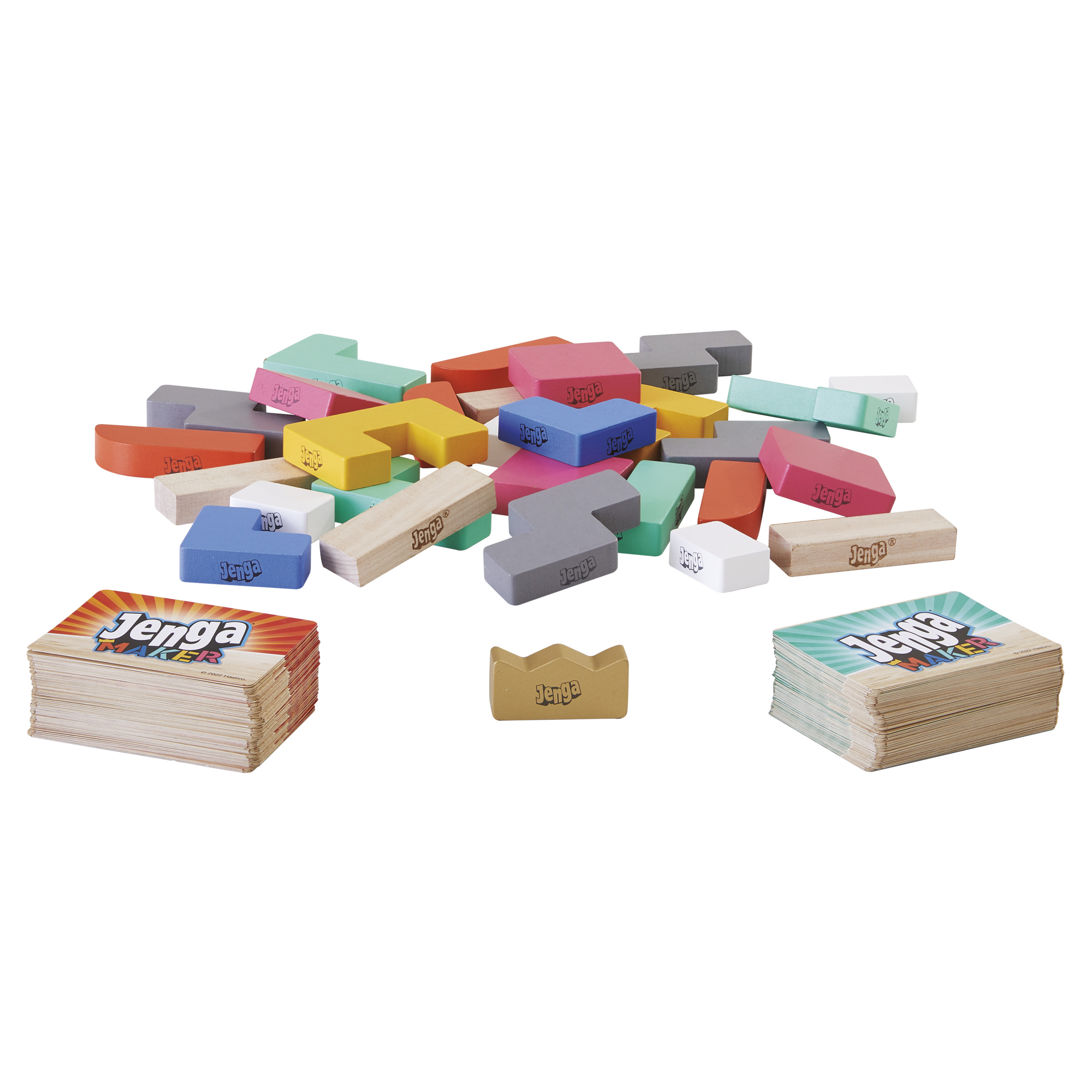 Piezas del juego Jenga, cartas y corona sobre blanco. Piezas son bloques de madera multicolores.