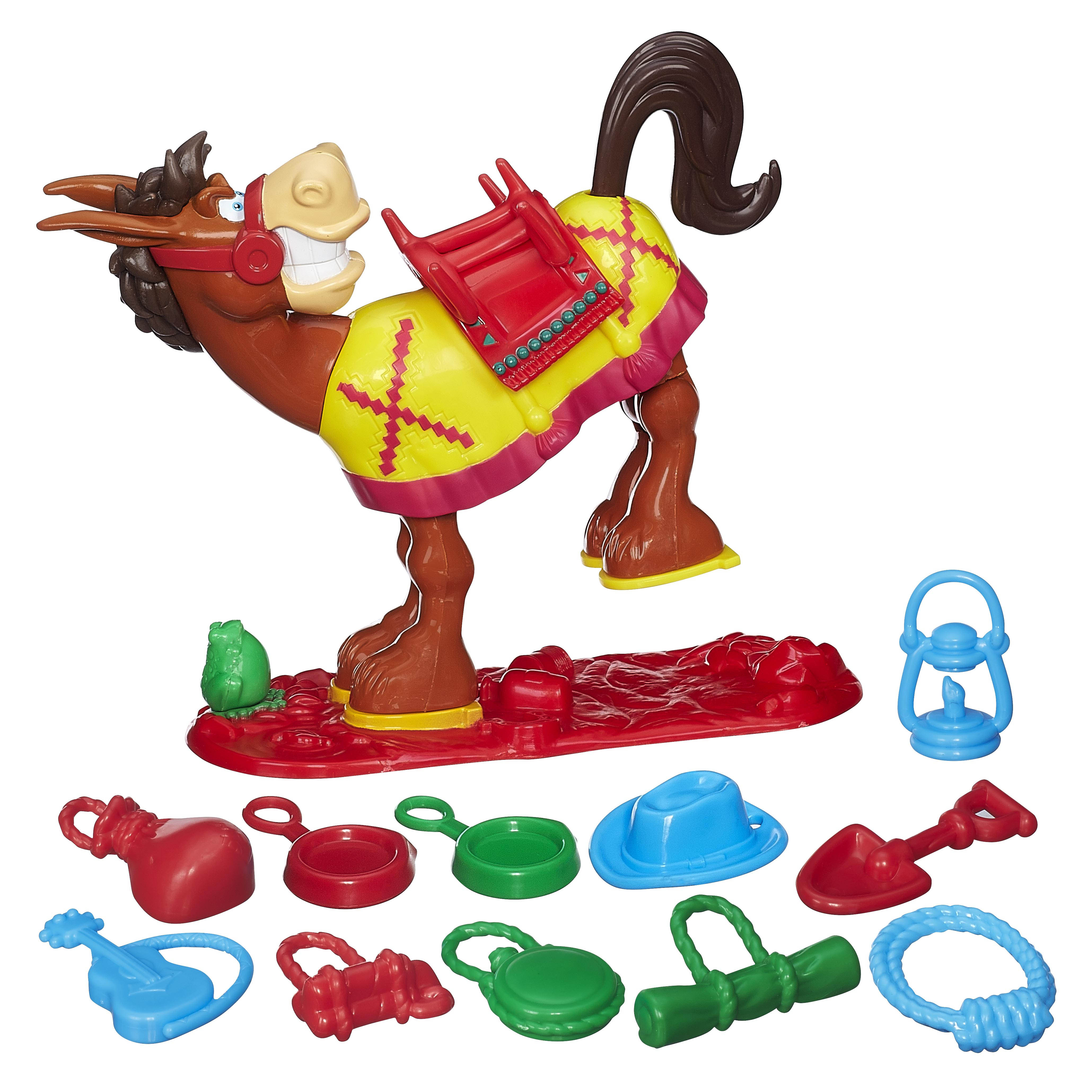 Caballo de juguete con accesorios. Caballo marrón con silla roja y varios juguetes coloridos.