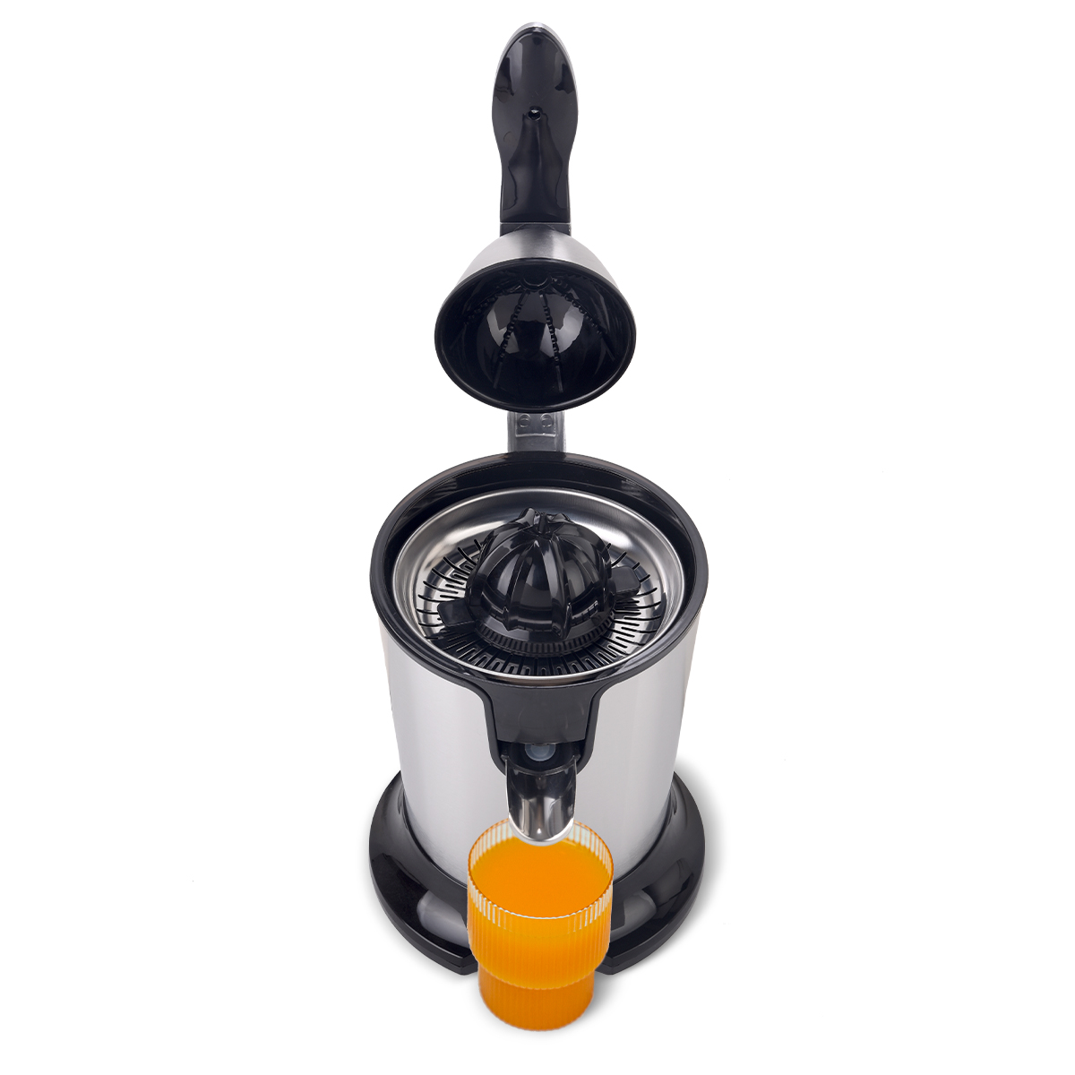 Srebrno-czarna wyciskarka do soku ze szklanką soku pomarańczowego z przodu.