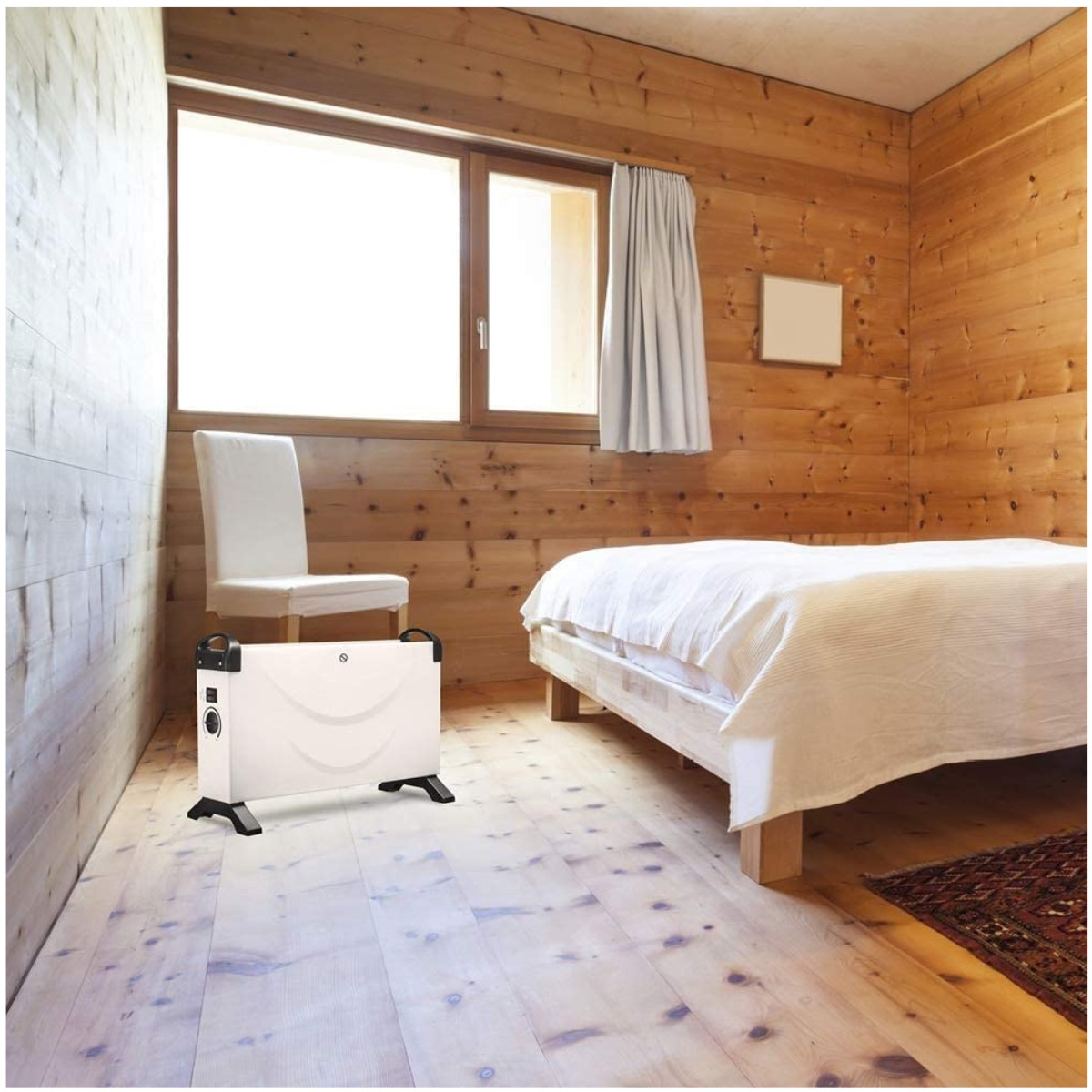 Schlafzimmer mit Holzwänden und -boden. Ein weißer Heizlüfter, Stuhl und Bett mit Fenster.