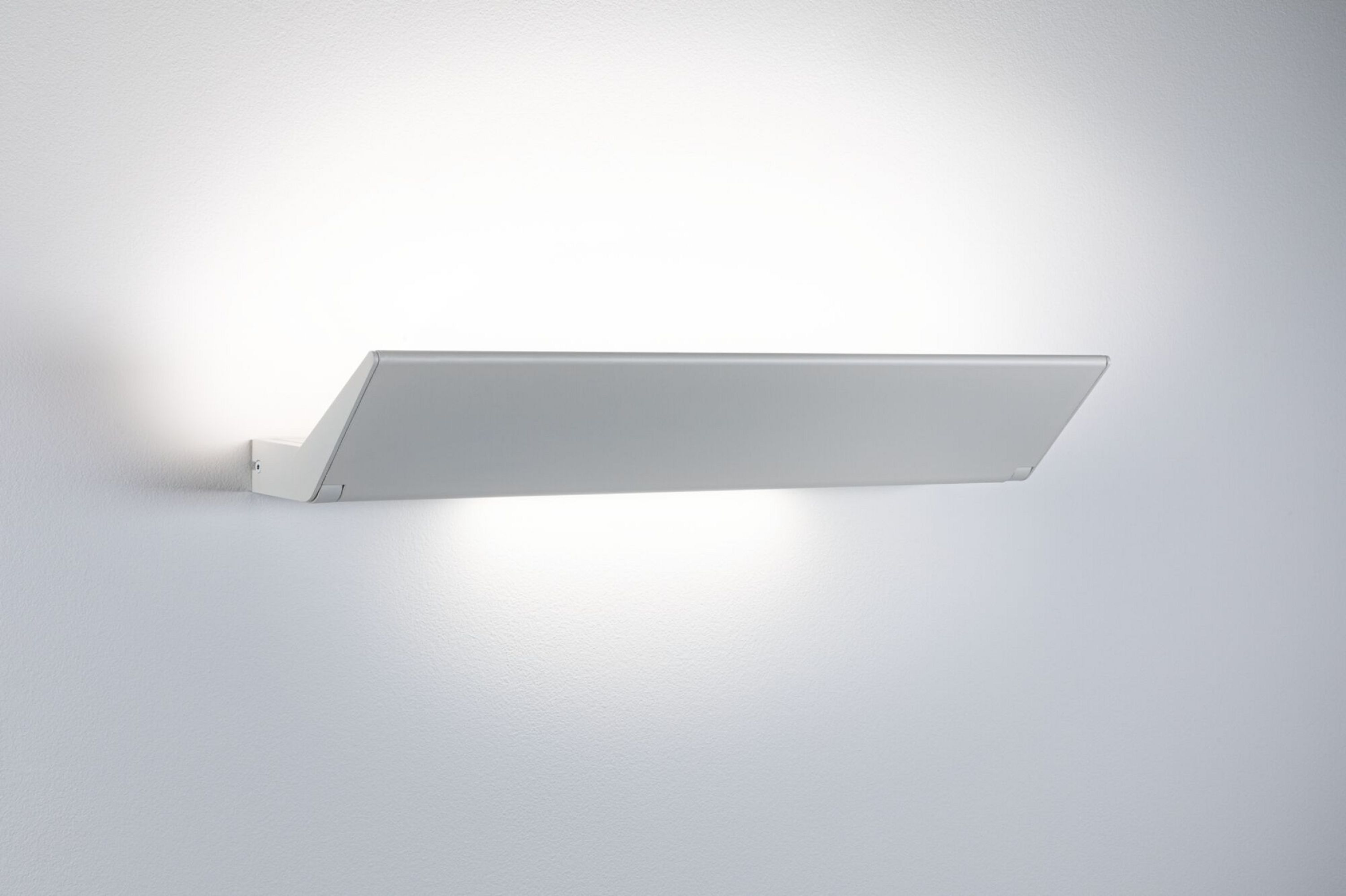 Weiße Wandleuchte, abgewinkeltes Design, helles Licht emittierend.