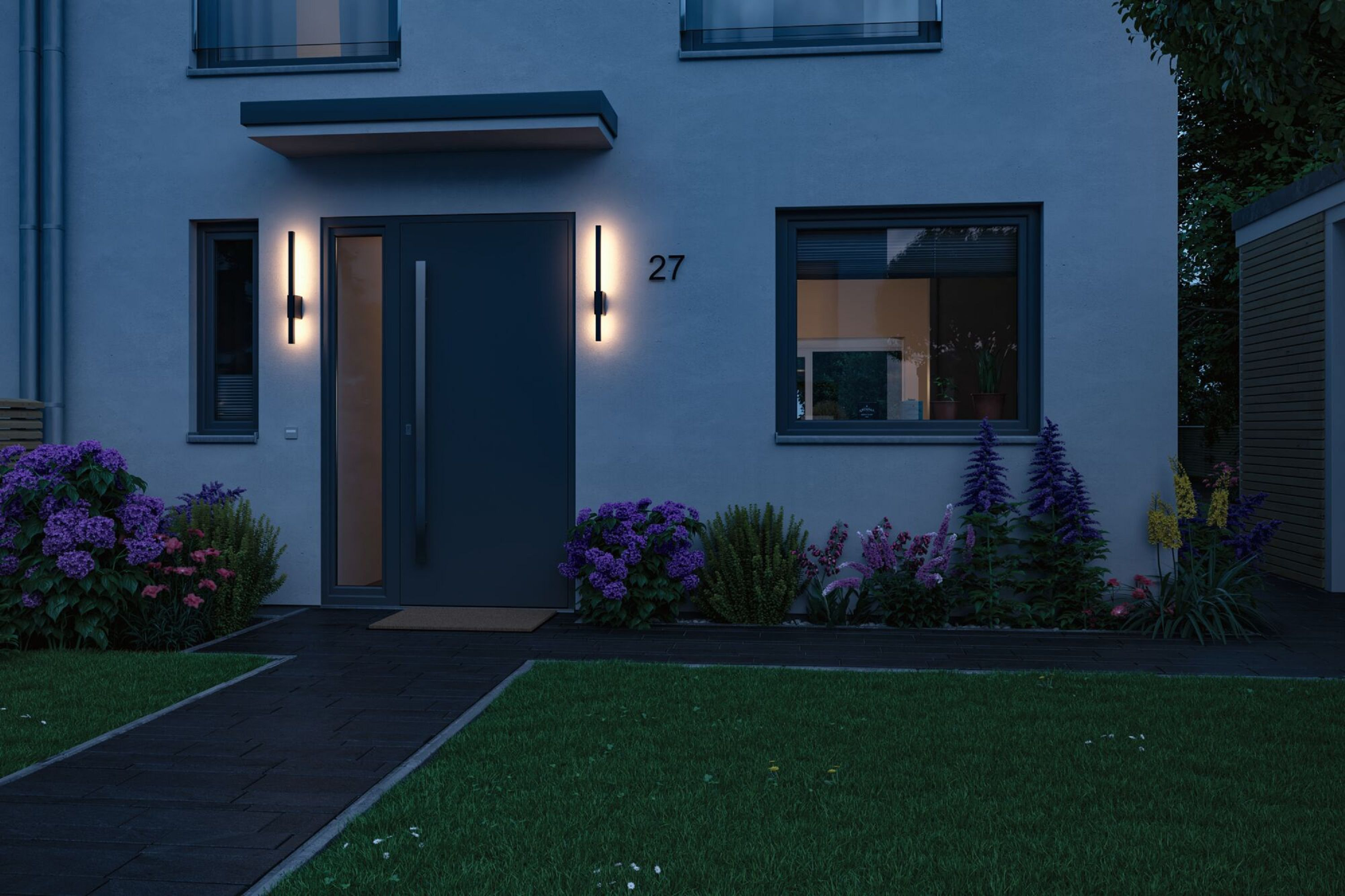 Hausfassade bei Nacht mit Lichtern, Tür und der Nummer 27.