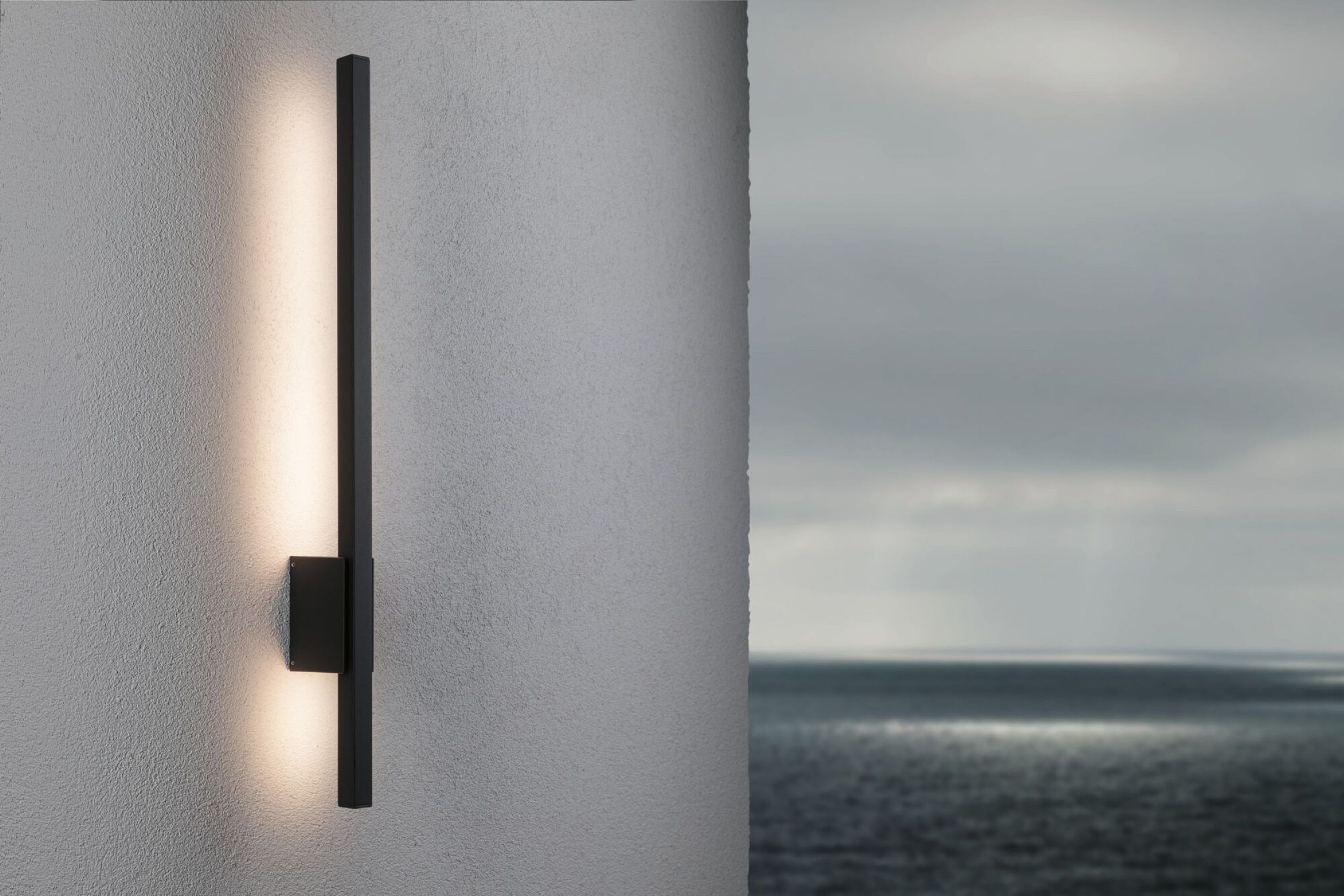 Schwarz, vertikal, wandmontierte Leuchte mit Lichtstreifen.