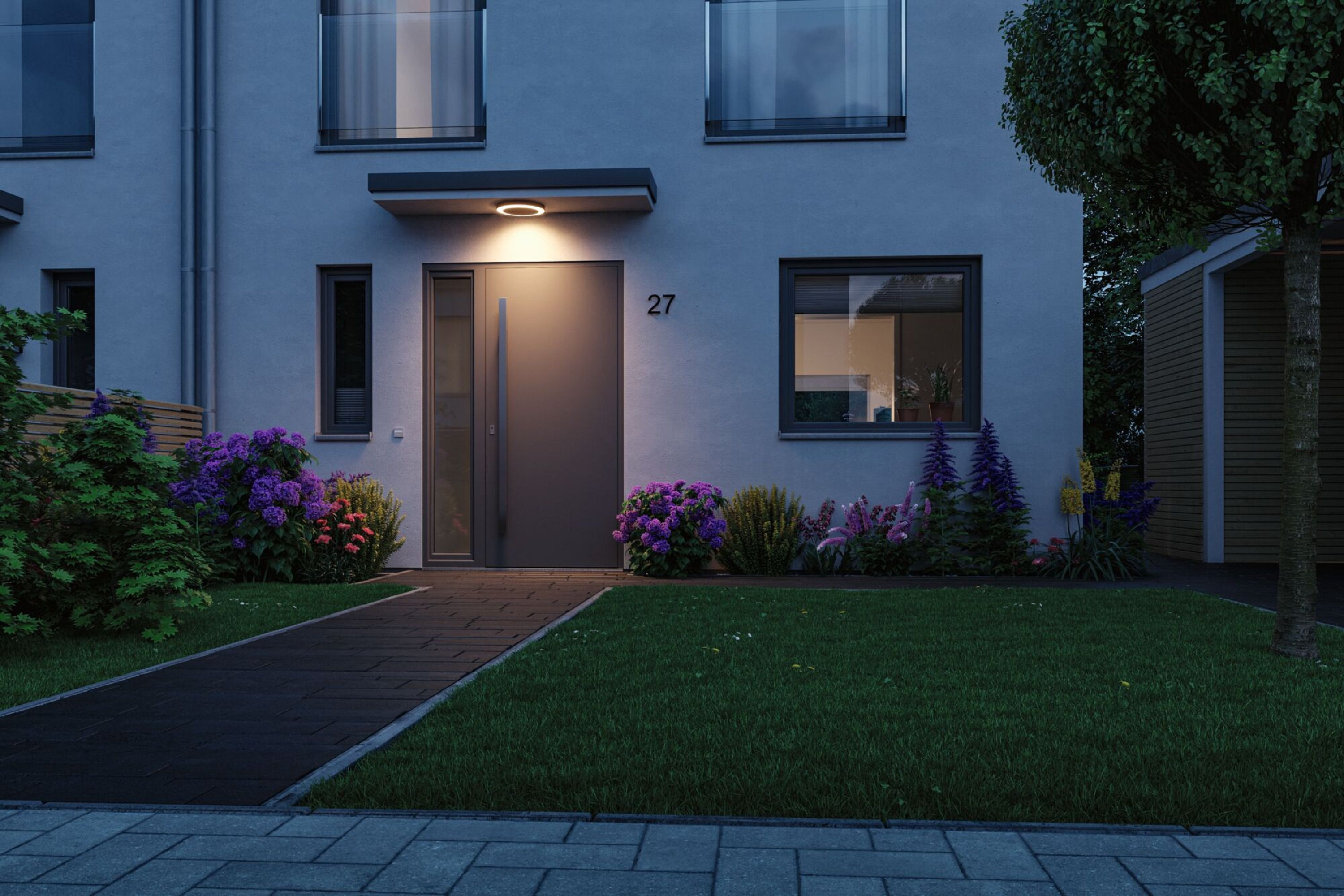 Modernes Haus mit grauer Tür, Vorgarten und Blumen, Abendliche Szene.