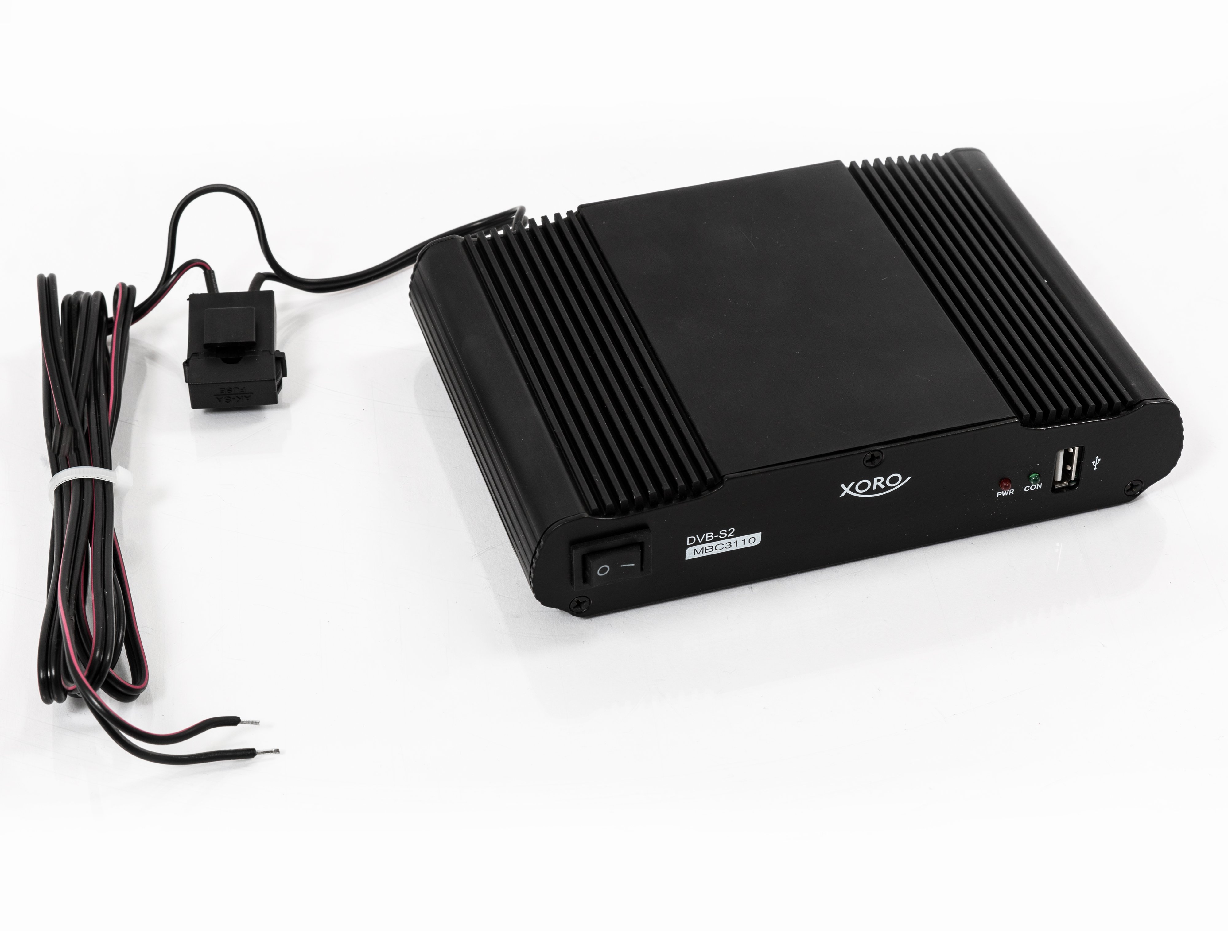 Ein schwarzer Xoro DVB-S2-Receiver mit Netzkabel und Netzteil. Weißer Hintergrund.