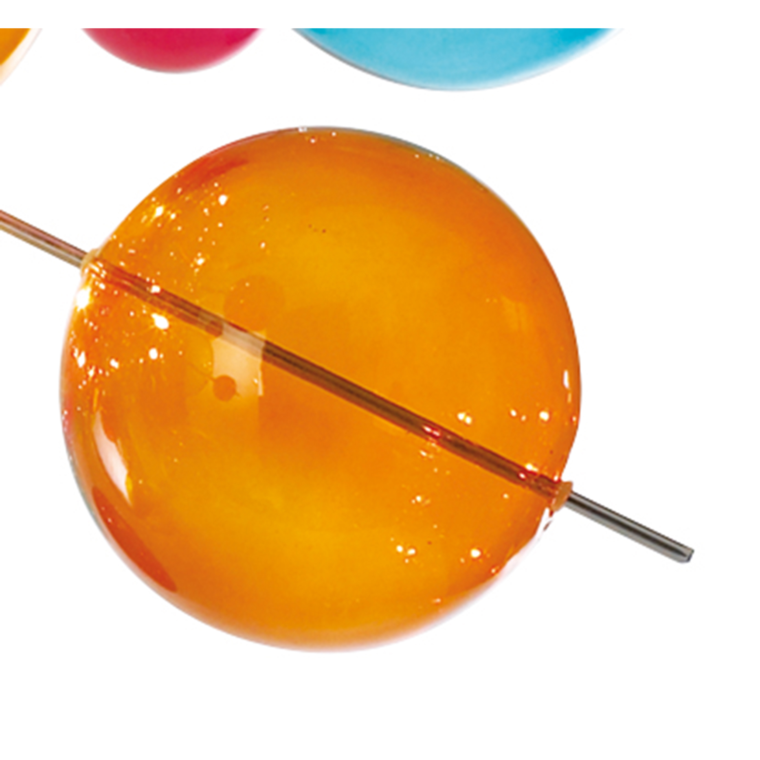 Eine orangefarbene kreisförmige Glasdekoration mit einer silbernen Stange hindurch.