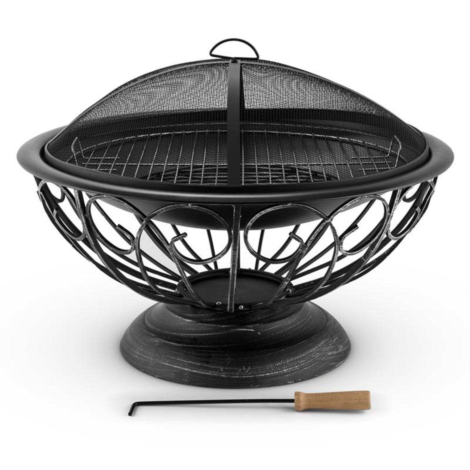 Eine schwarze Feuerstelle mit einem Maschendeckel, Grill und Werkzeug. Es ist auf weißem Hintergrund.
