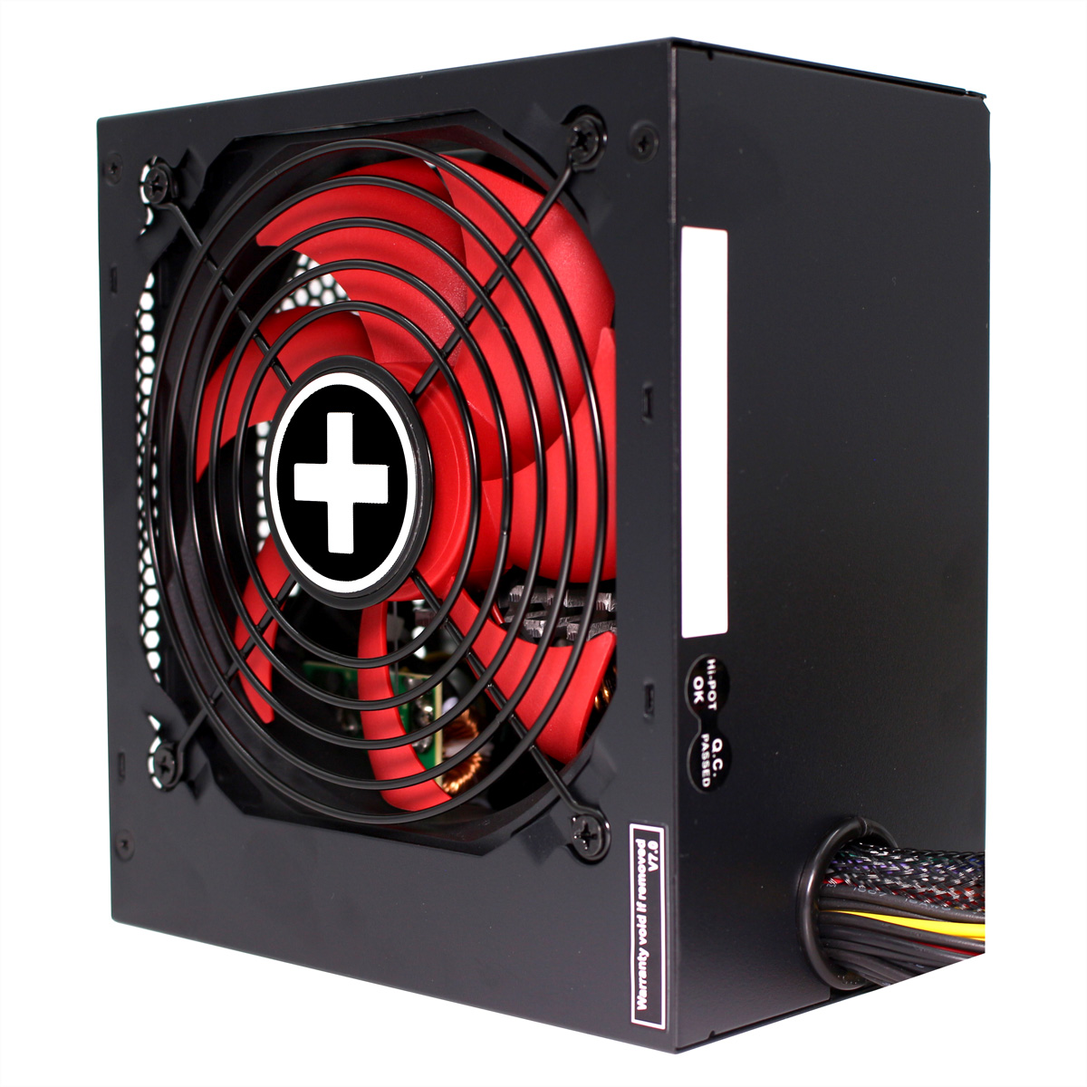 Zwarte computer voeding met rode ventilator, witte kruis en label.