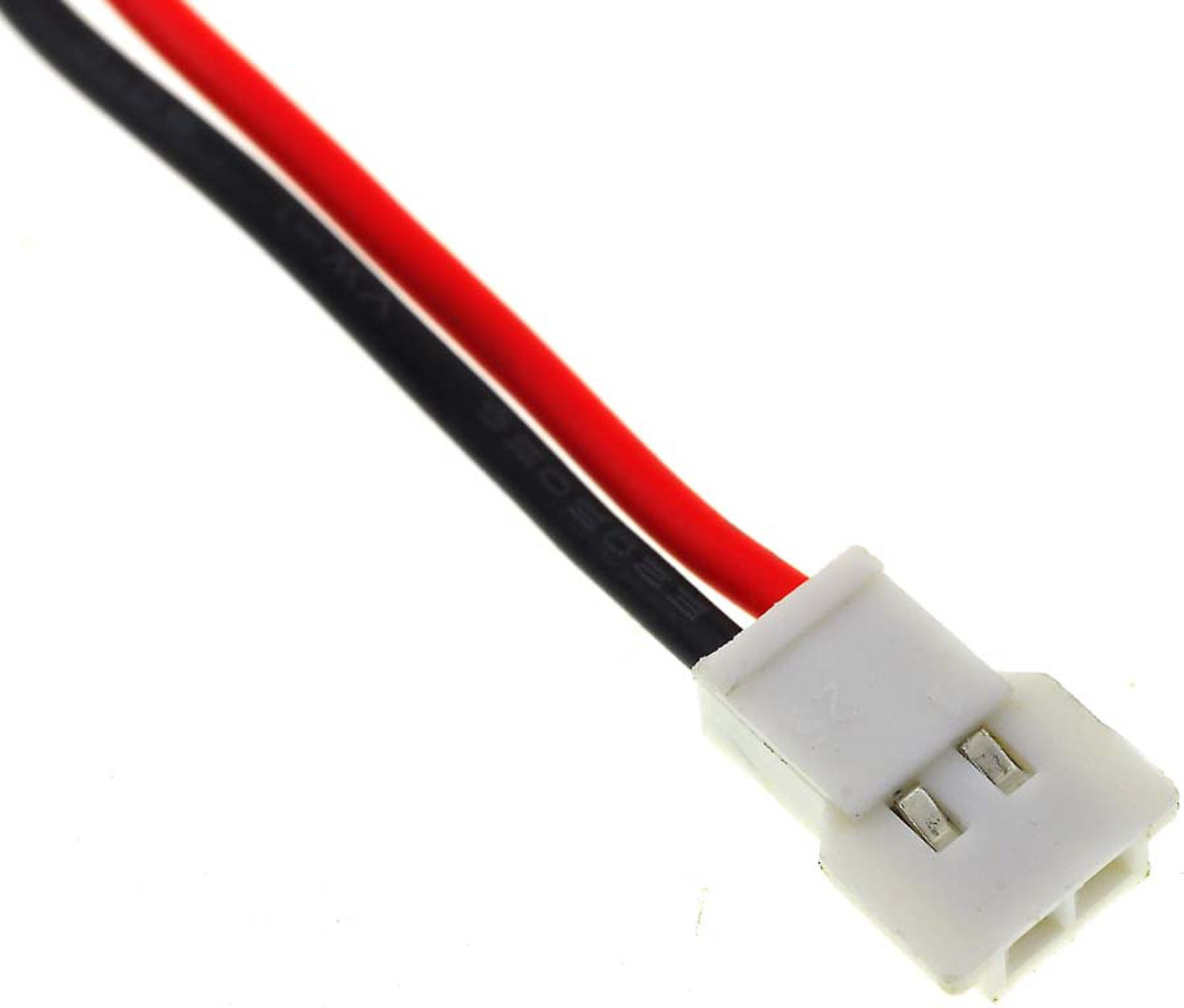 Cables negro y rojo conectados a un conector blanco.
