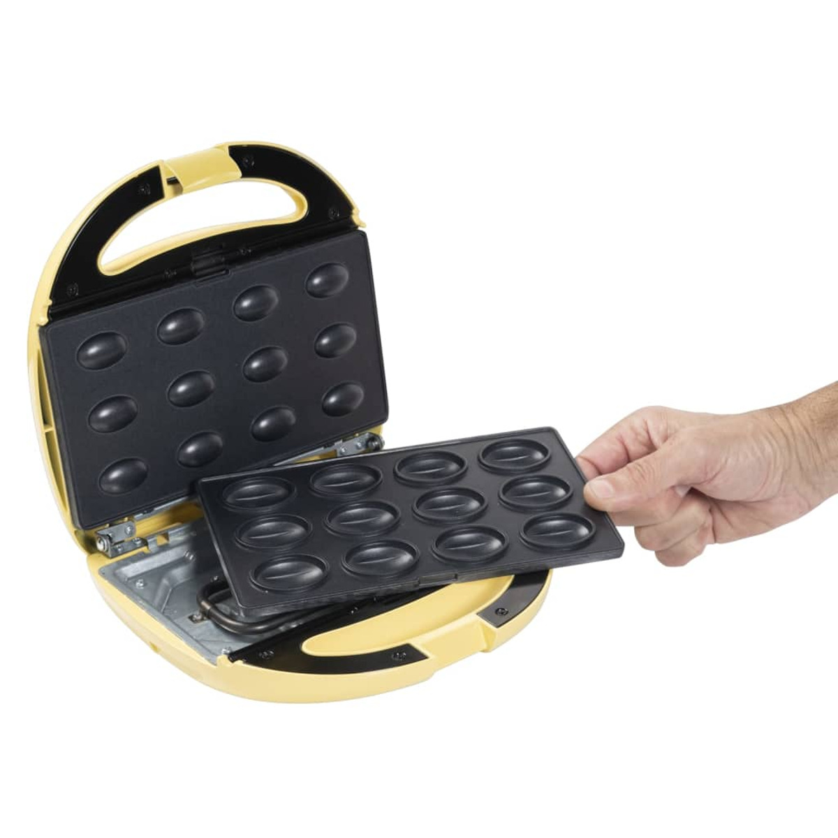 Gelber Waffeleisen, geöffnet mit einem entfernten Fach. Hand, die Fach hält. Weißer Hintergrund.
