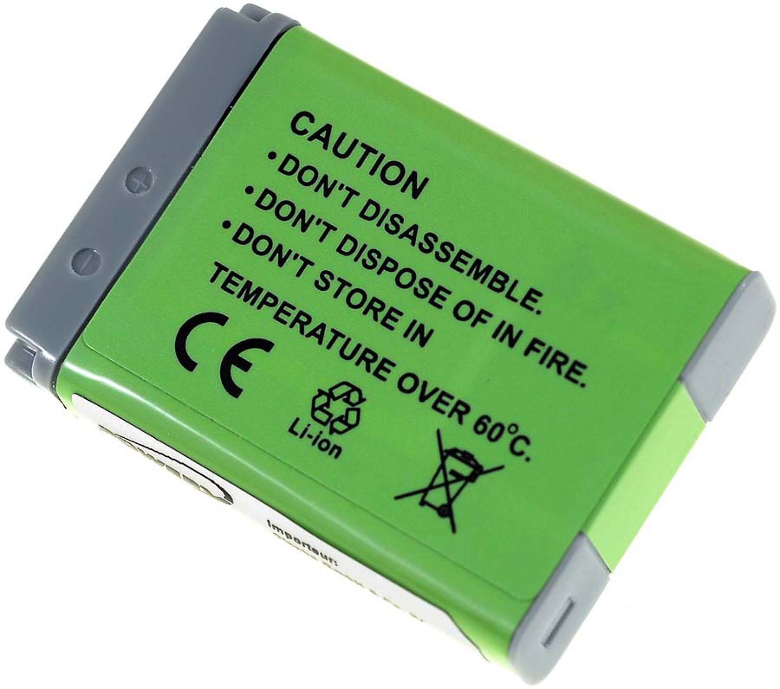 Una batería verde con advertencias: no desarmar, no desechar en fuego, ni almacenar a más de 60°C.