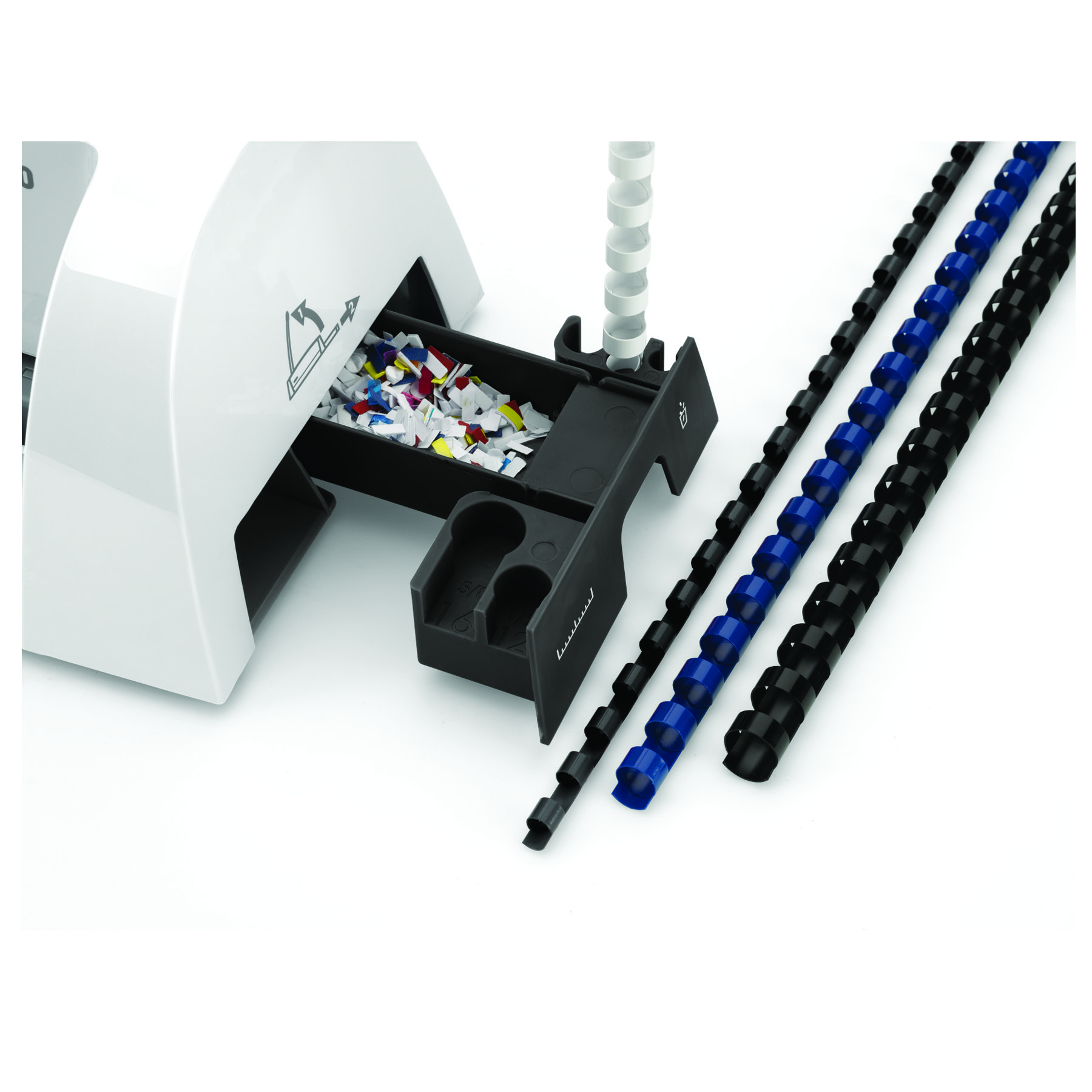 Biała niszczarka z szufladą na pocięty papier i grzebieniami do bindowania. Szuflada jest otwarta.