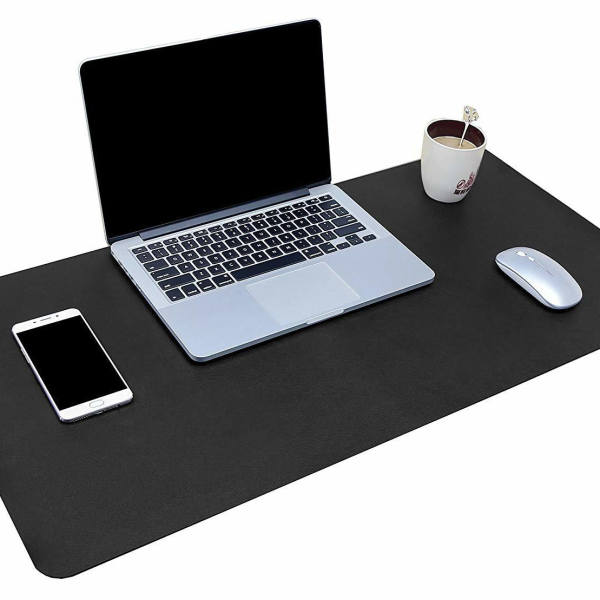 Laptop, teléfono, ratón y taza de café sobre una alfombrilla negra.
