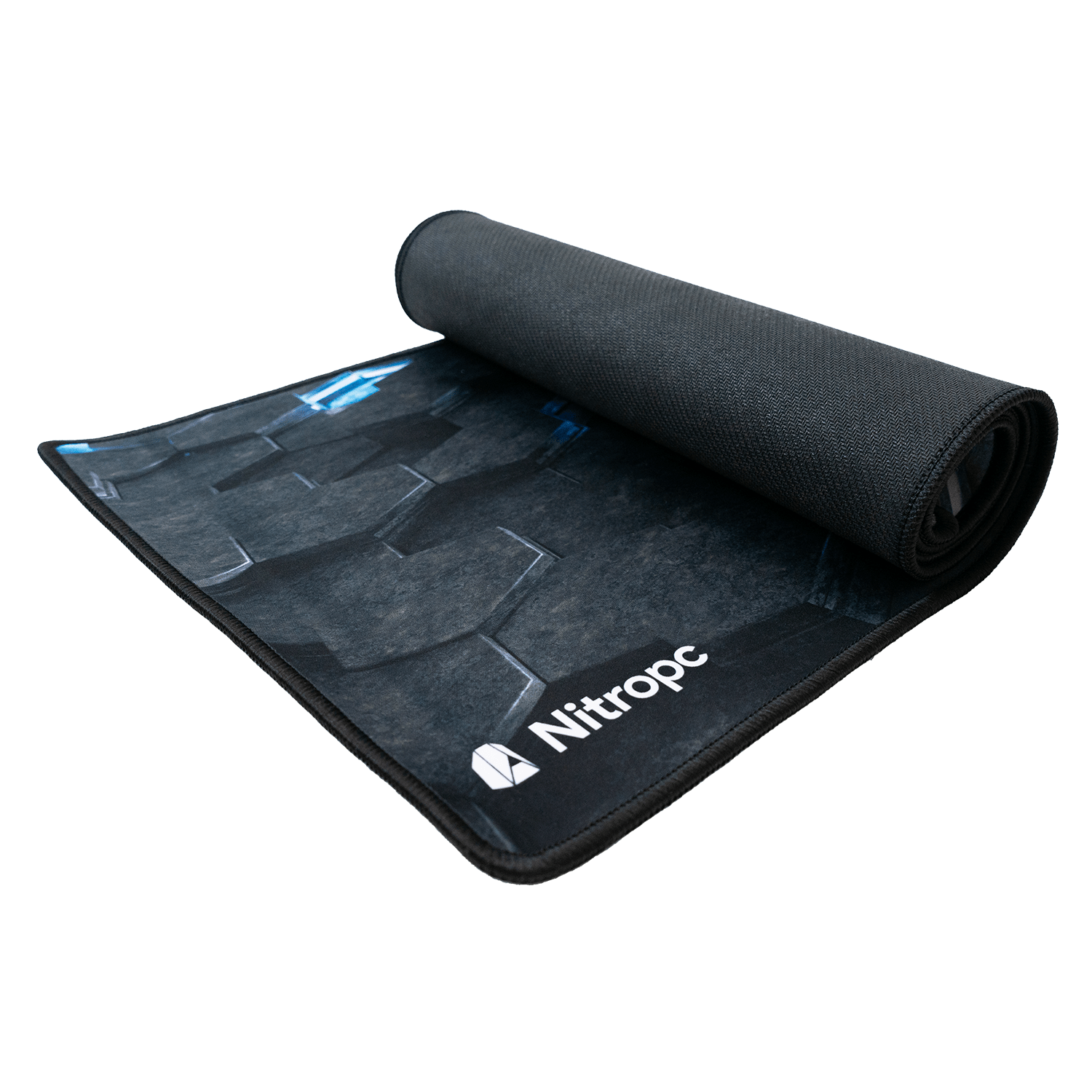 Alfombrilla de ratón para juegos con diseño negro y azul. Fondo blanco.