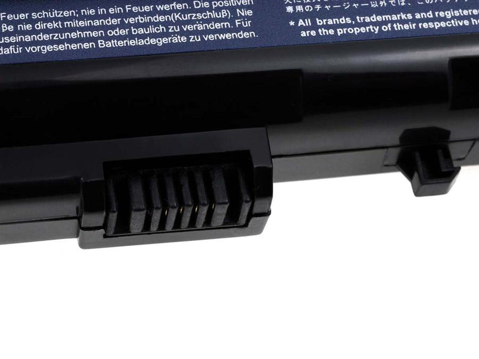 Primer plano del conector de batería de portátil y etiqueta con texto.