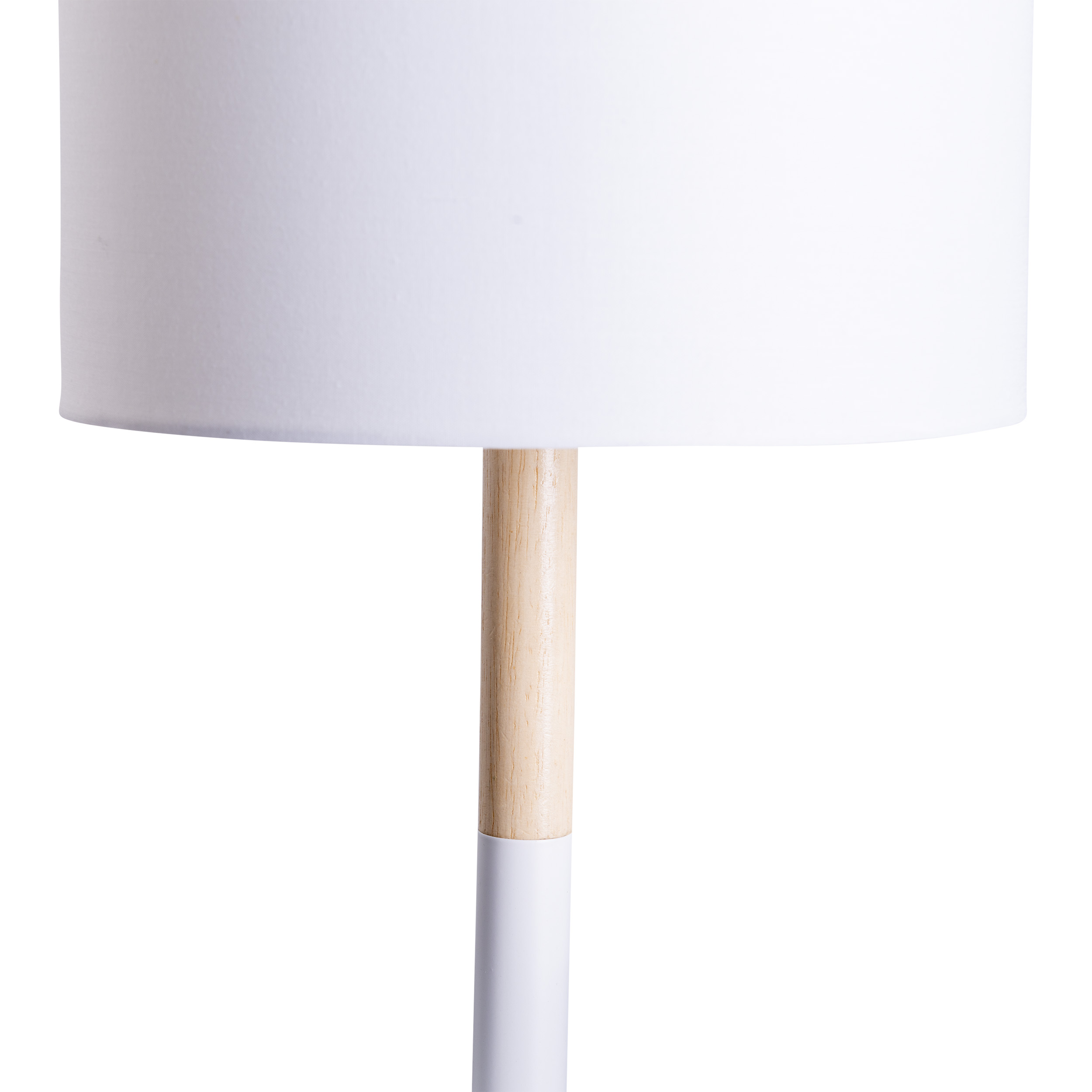 Eine moderne weiße und hölzerne Stehlampe mit zylindrischem Schirm und hellem Holz- und weißem Pfosten.