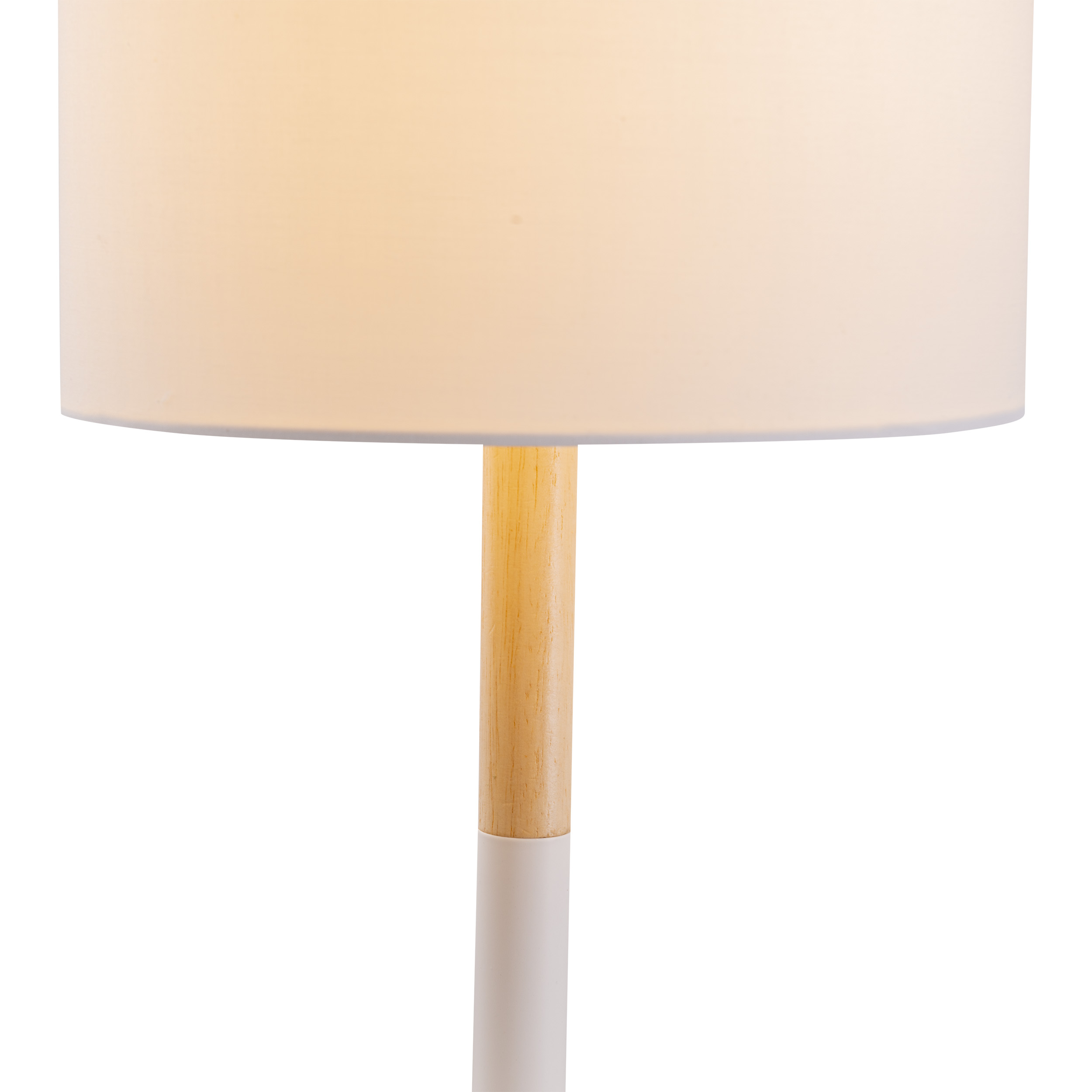 Eine hohe weiße Lampe mit einem Holzbeinabschnitt und einem weißen Lampenschirm, vor weißem Hintergrund.