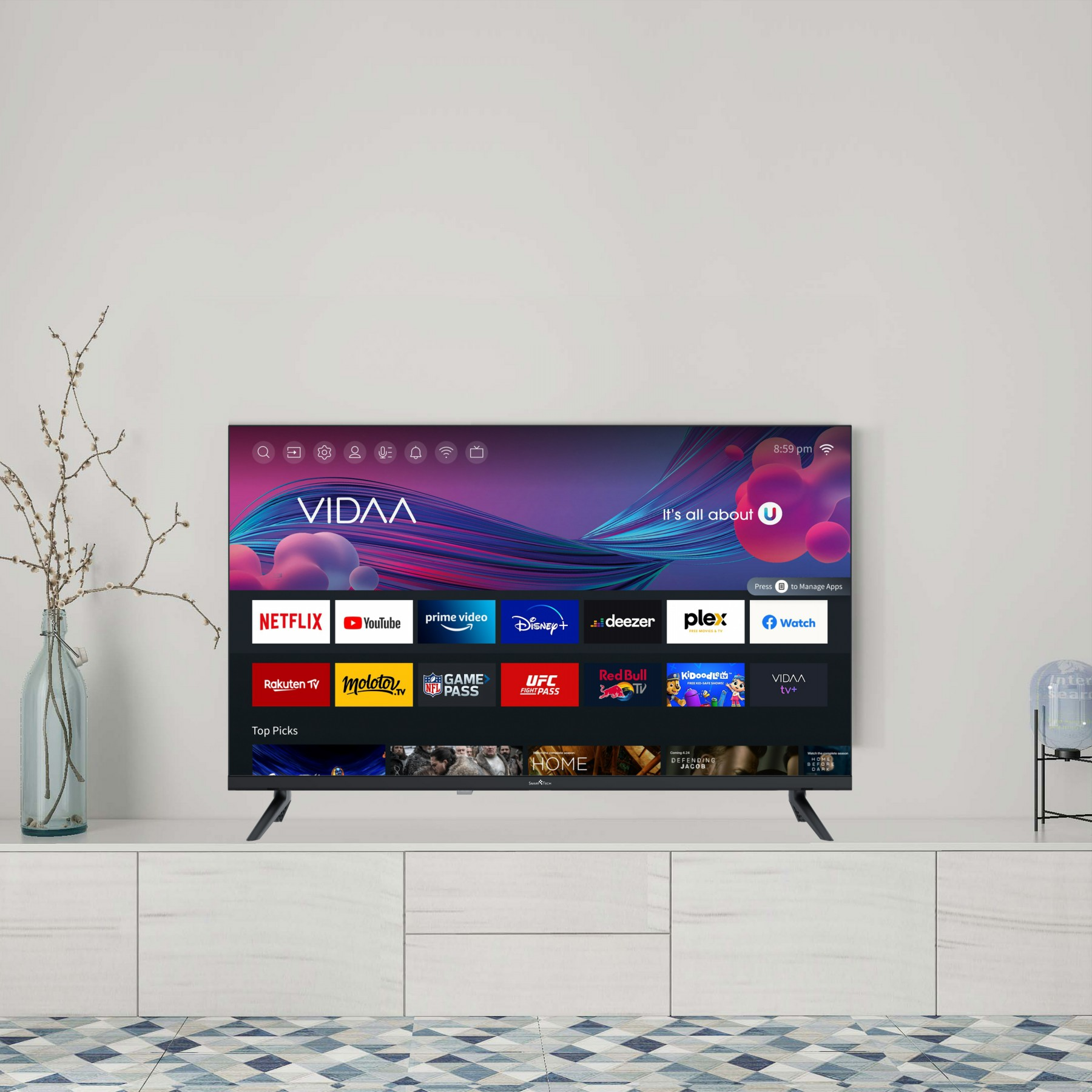 Telewizor z płaskim ekranem na białej szafce. Wyświetlacz pokazuje aplikacje i fioletowo-niebieskie tło.