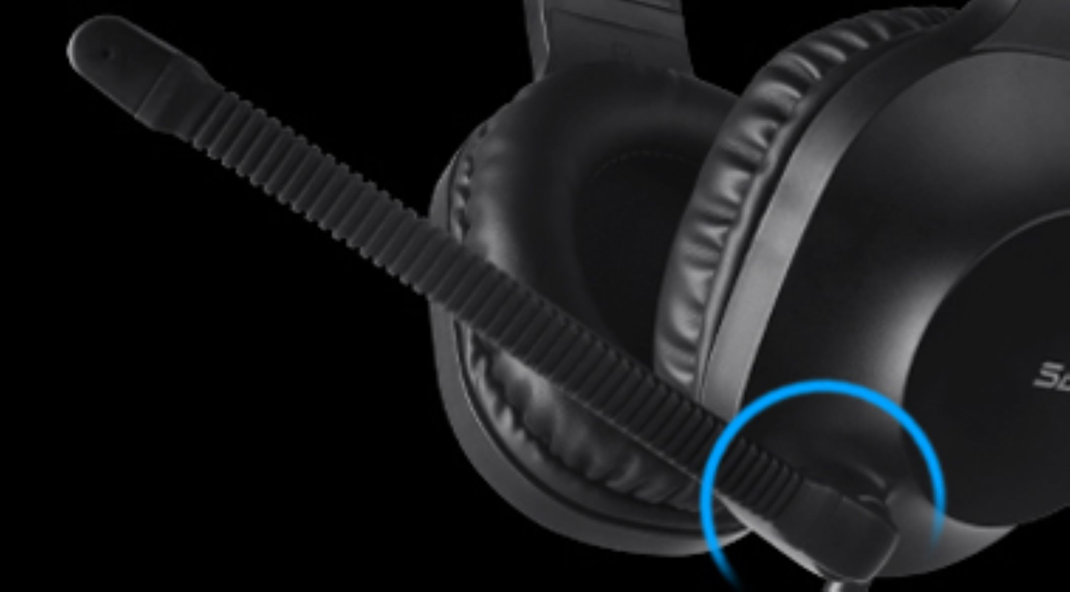Nahaufnahme eines schwarzen Headsets mit flexiblem Mikrofon, Teil eines Gaming-Setups.