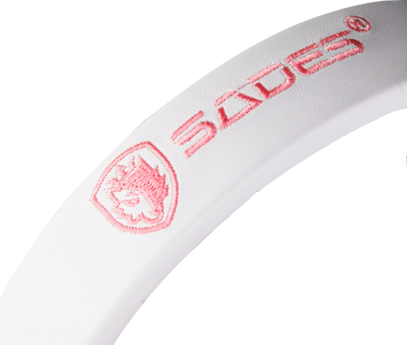 Ein weißes Headset mit pinkfarbenem, gesticktem Logo und Details, vor weißem Hintergrund.