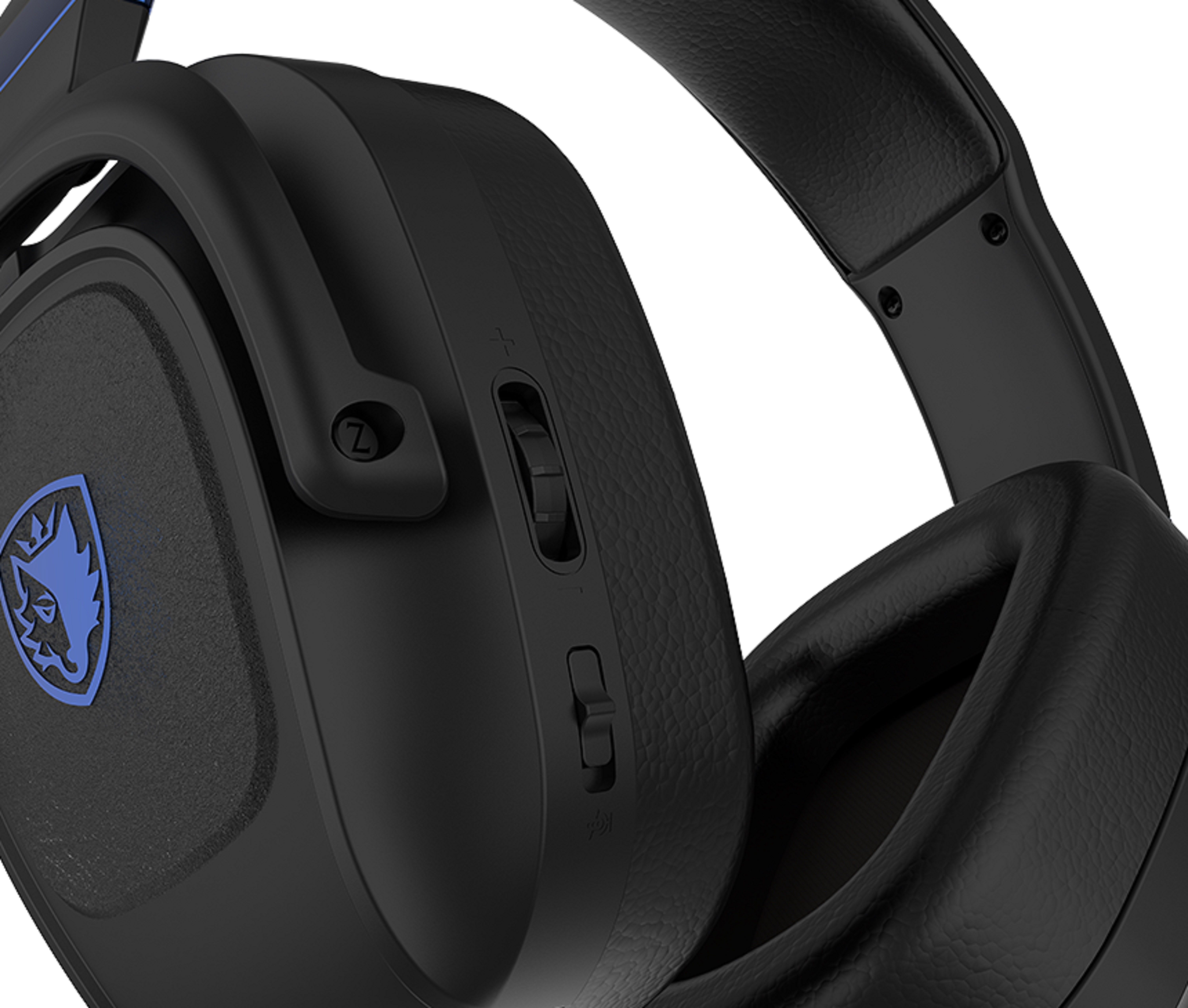 Nahaufnahme eines schwarzen Gaming-Headsets mit Ohrmuschel, Knöpfen und Logo.