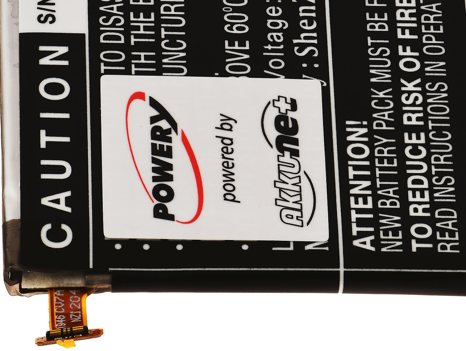 Una batería con una etiqueta blanca y conector. La etiqueta tiene los logotipos "Powery" y "Akkunet".