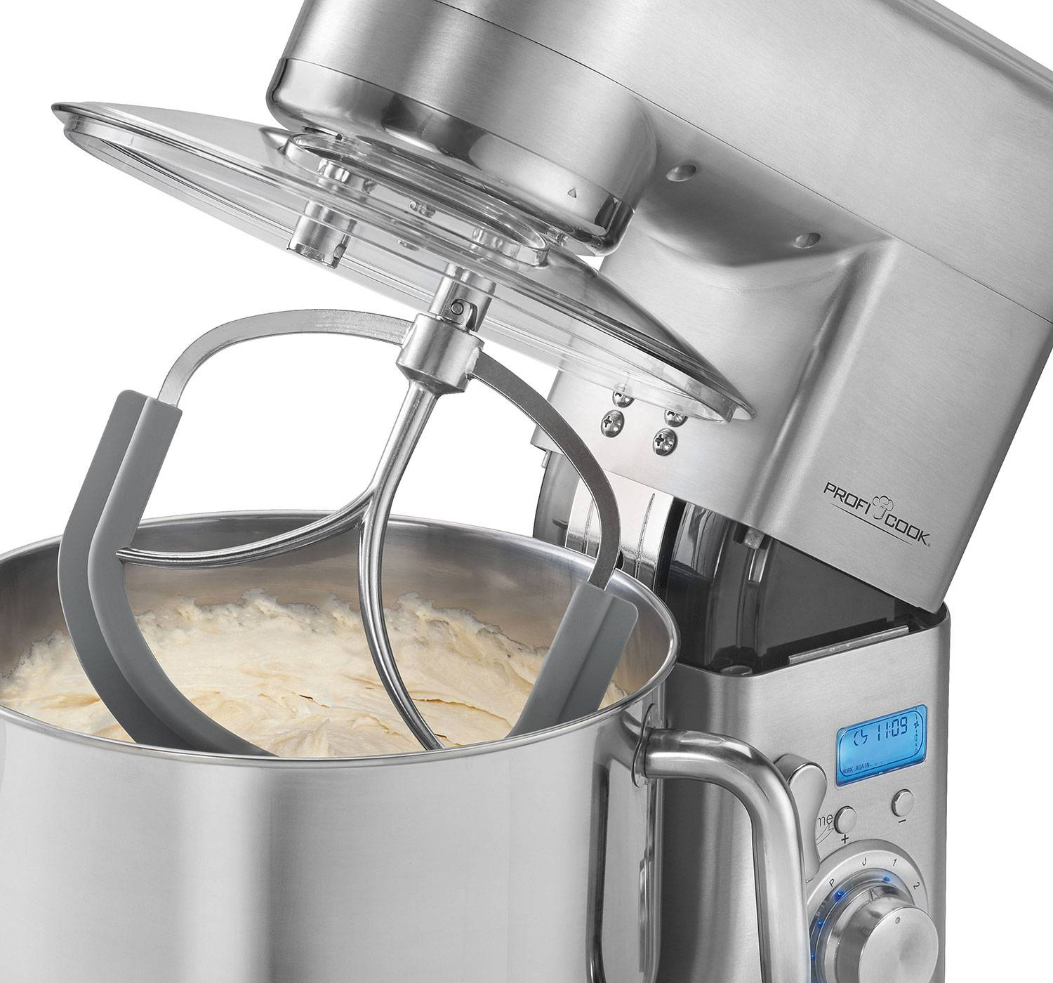 Srebrny mikser stojący z otwartą głowicą. Misa zawiera ciasto i przystawkę do mieszania.
