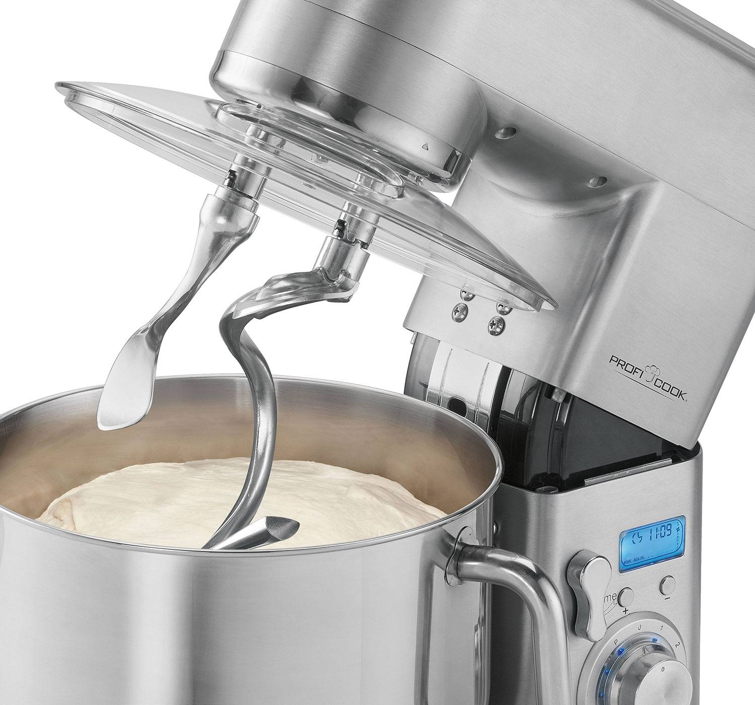 Srebrny mikser stojący z ciastem w misce i przezroczystą osłoną przeciw rozpryskowi.